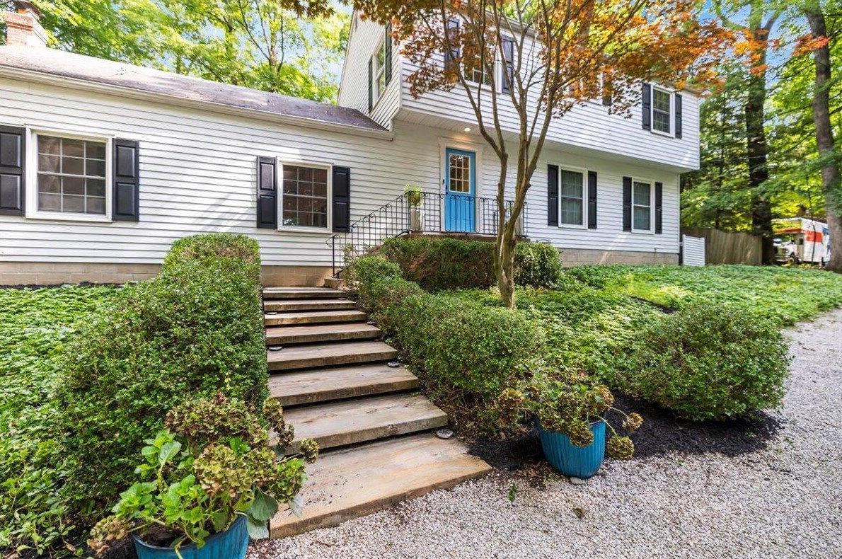 211 Woodside Dr, Gambier, OH 43022-5018