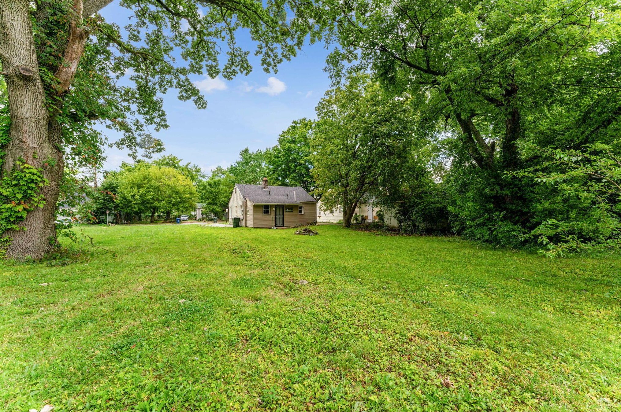 2256 Mcguffey Rd, Columbus OH 43211-2022 exterior