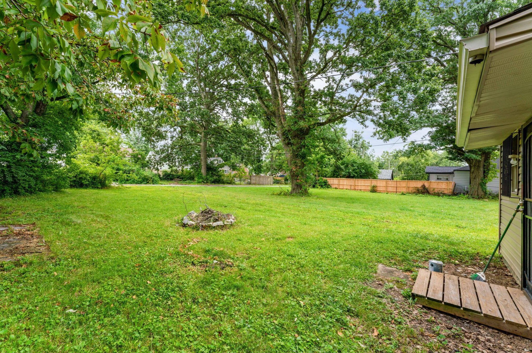 2256 Mcguffey Rd, Columbus OH 43211-2022 exterior