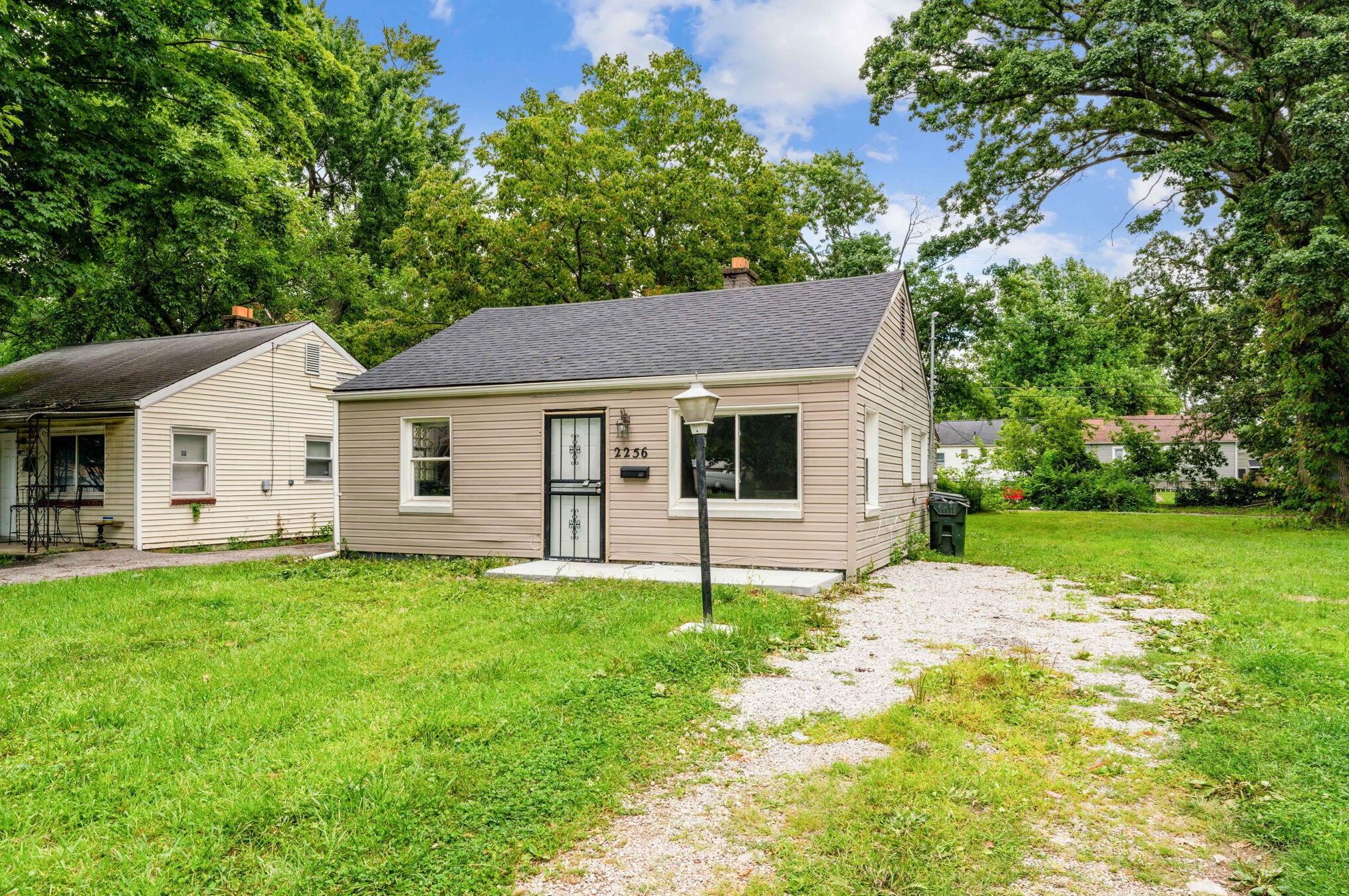 2256 Mcguffey Rd, Columbus OH 43211-2022 exterior