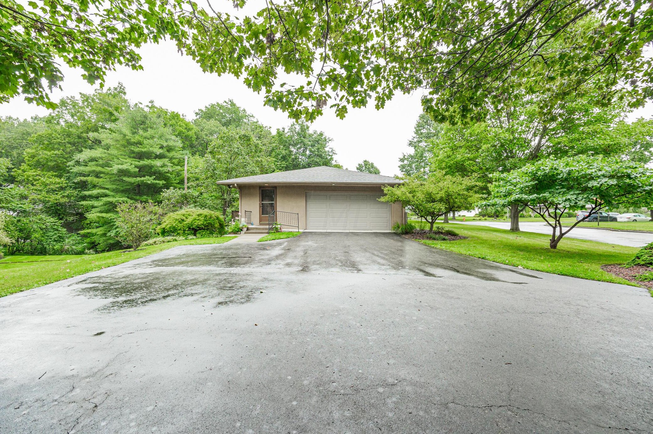 400 Schreyer Pl, Columbus OH 43214-2213 exterior