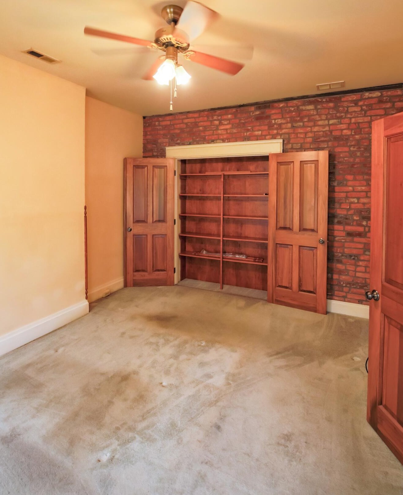 55 Lincoln St, Columbus, OH 43215-1674