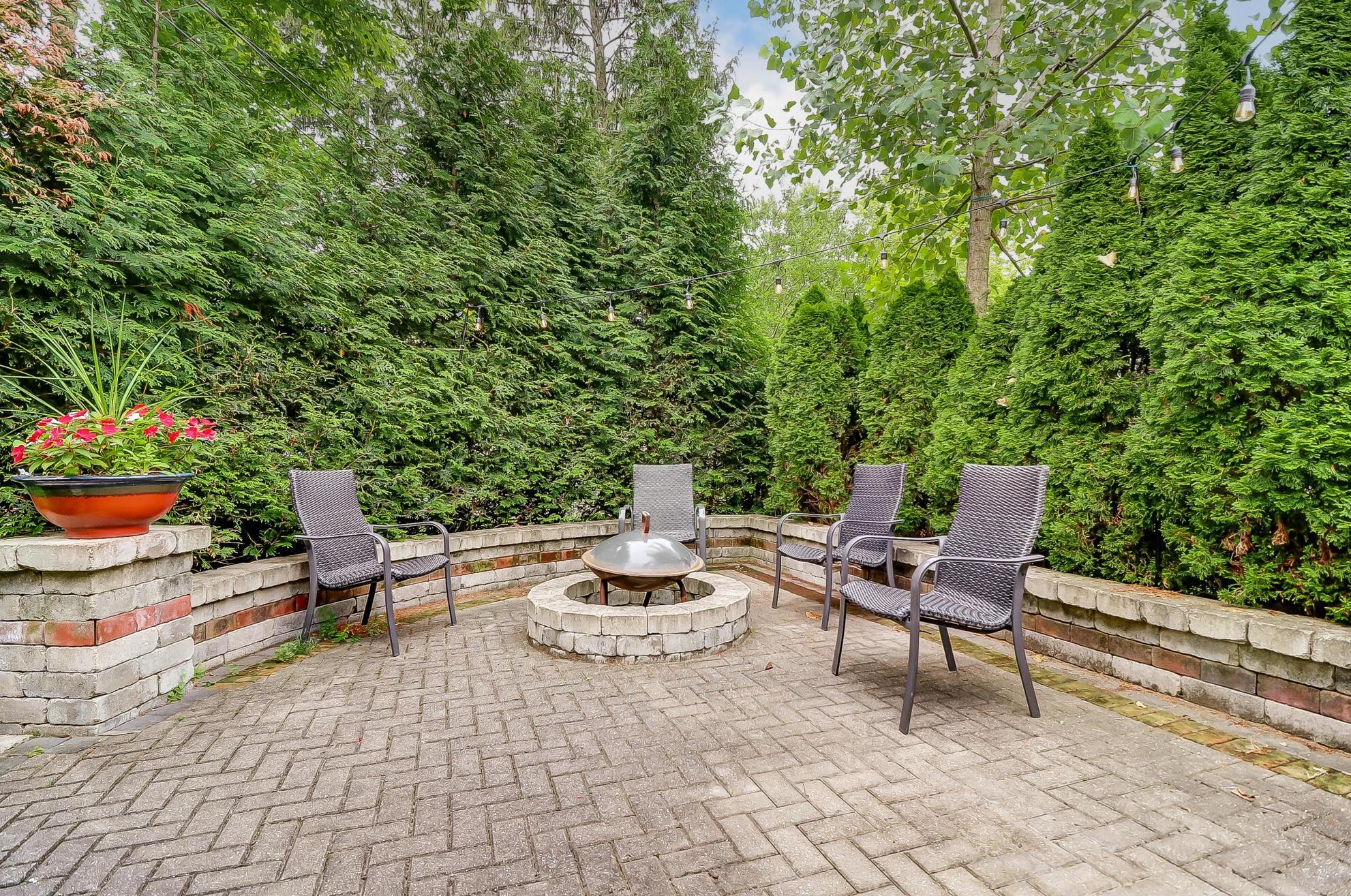 881 Bricker Blvd, Columbus OH 43221-1679 exterior