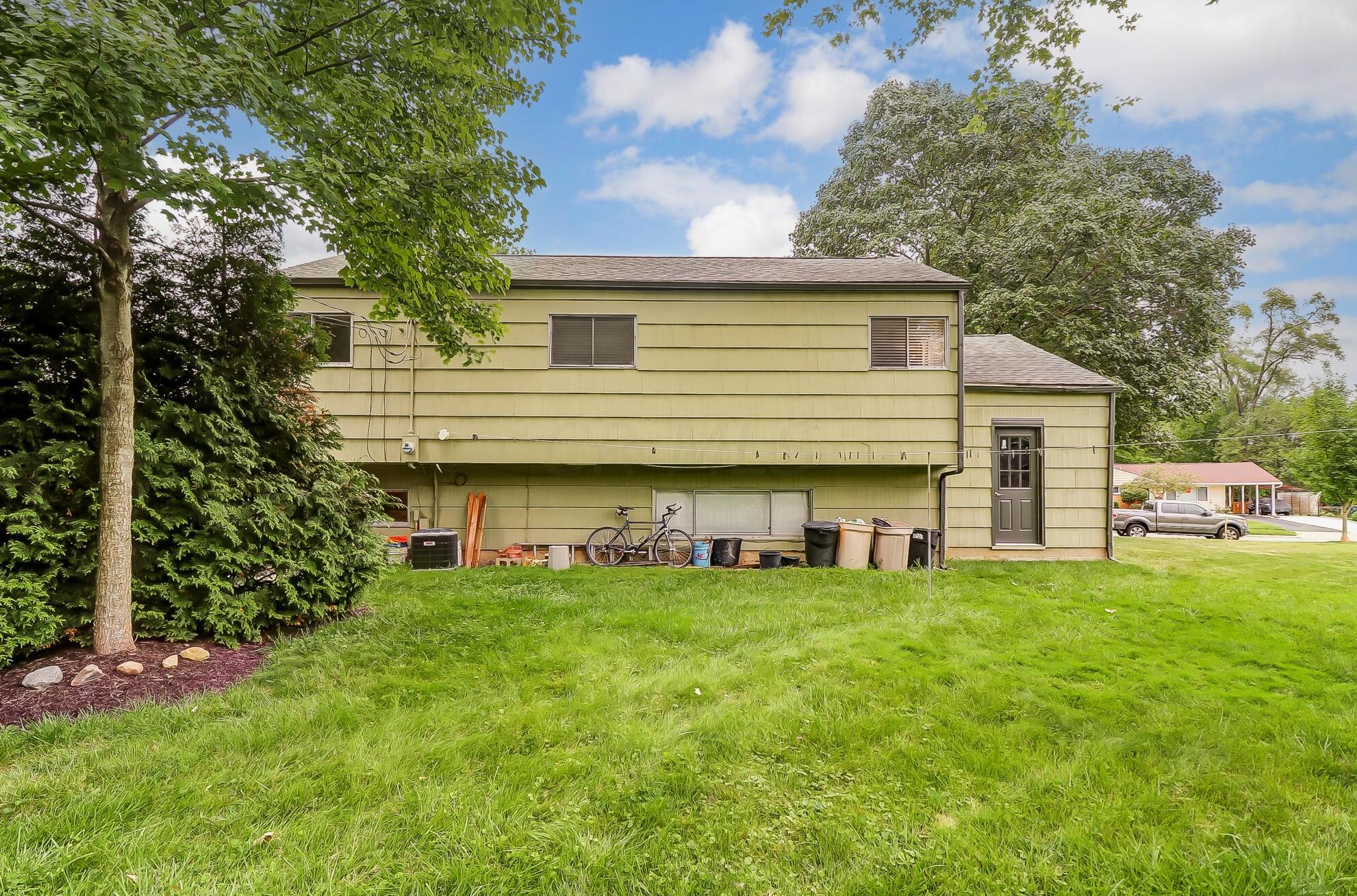 881 Bricker Blvd, Columbus OH 43221-1679 exterior