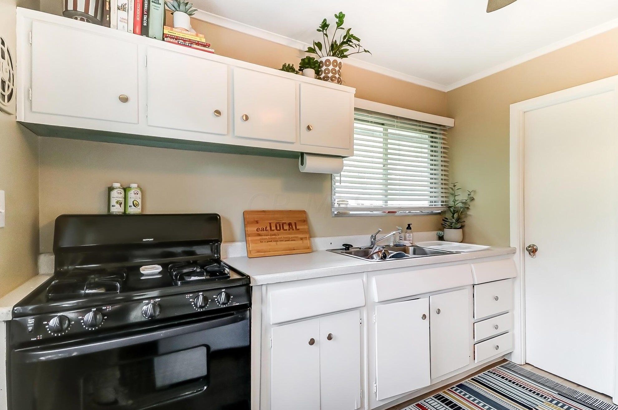 881 Bricker Blvd, Columbus OH 43221-1679 exterior