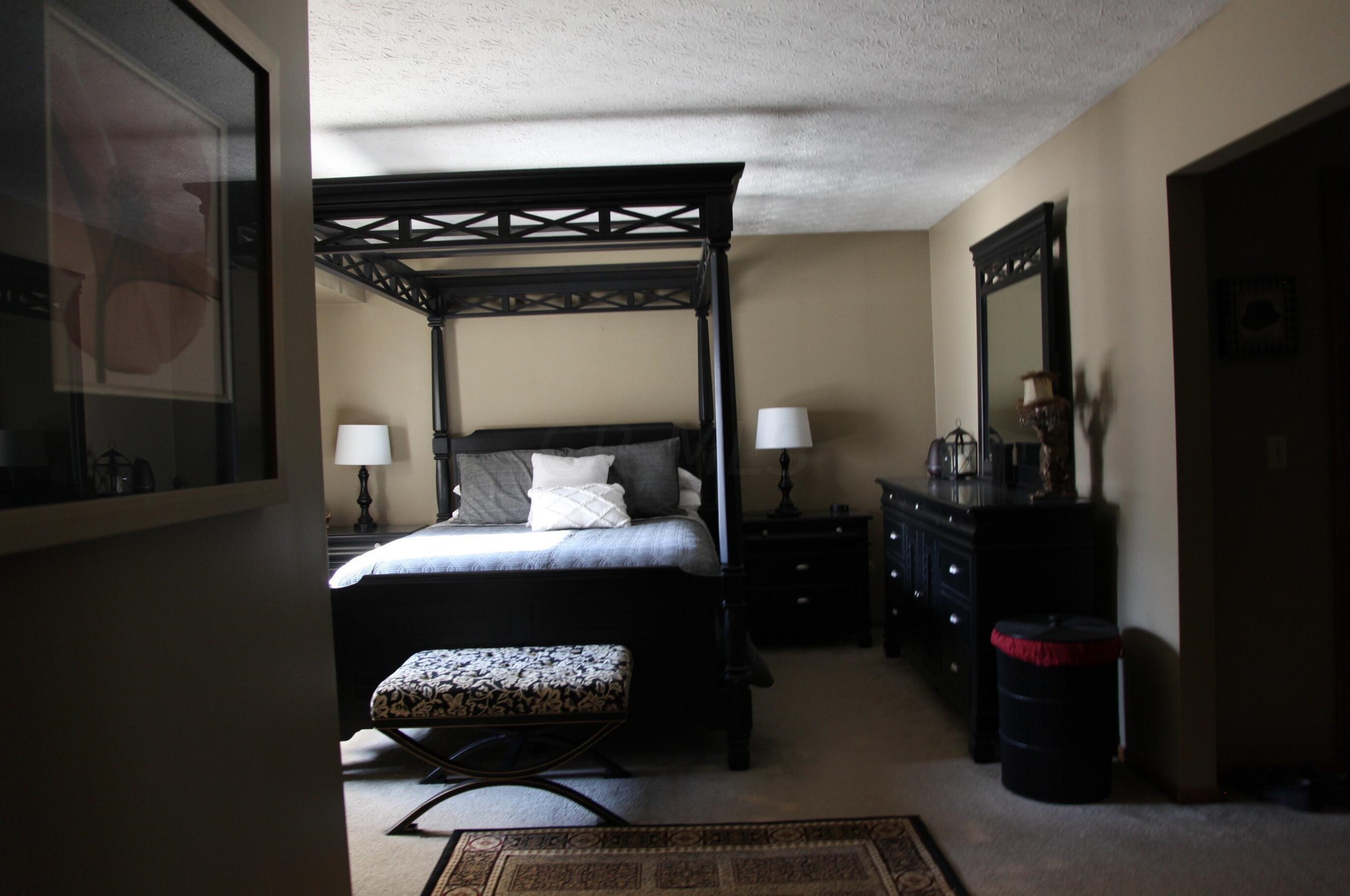 1814 Hightower Dr, Columbus OH 43235-1945 exterior