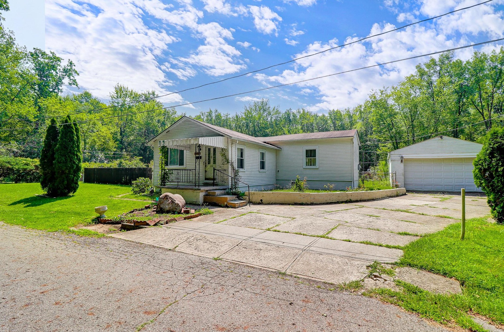 4445 Bon Air Dr, Columbus, OH 43230-1212