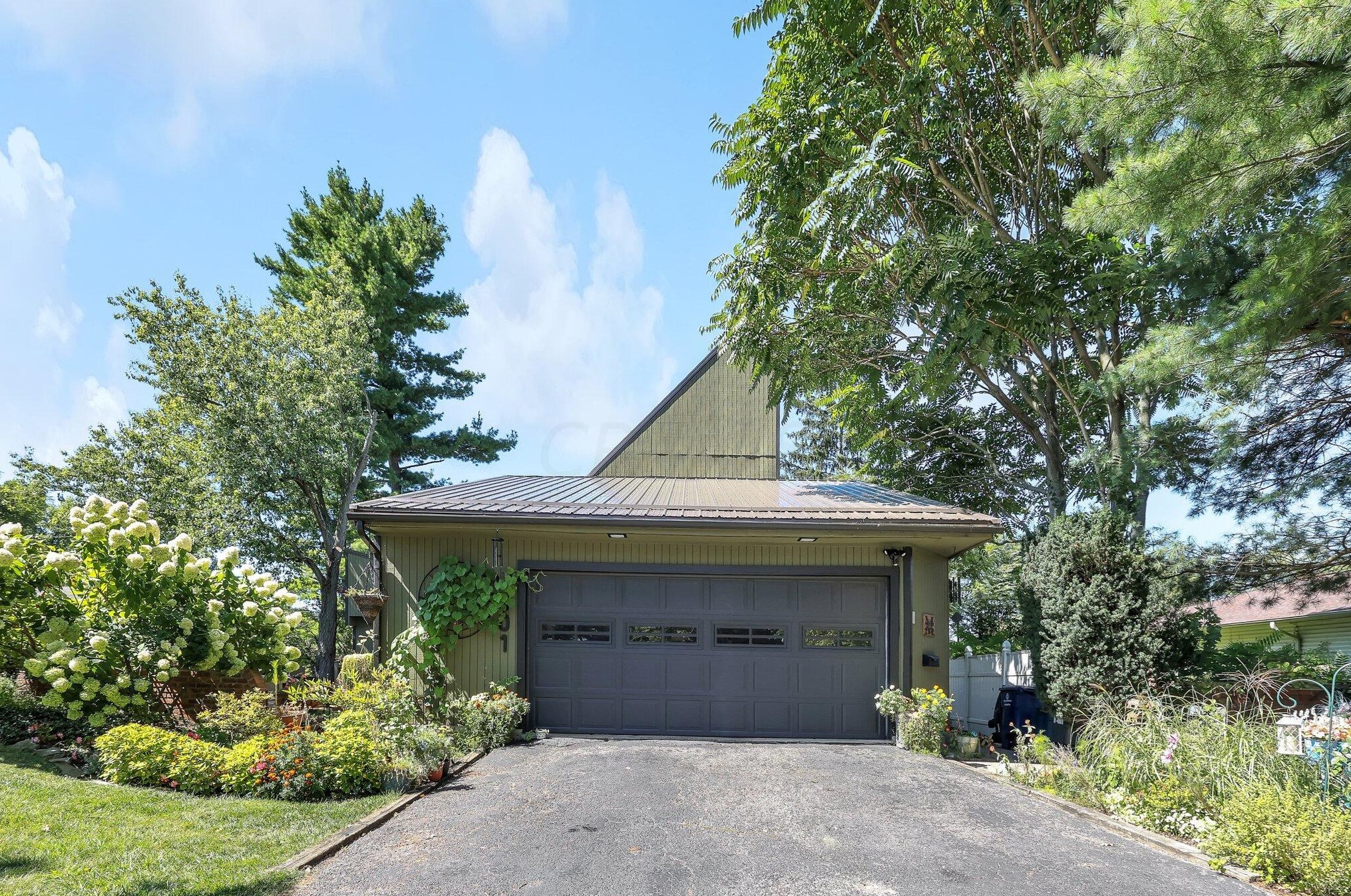 301 Flint Ridge Dr, Columbus, OH 43230-2951