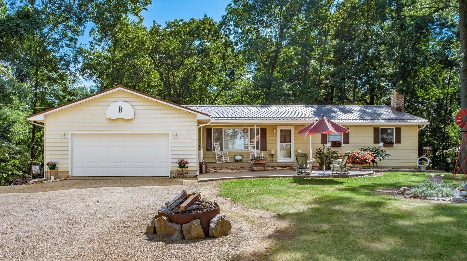 8993 Stradley Rd, Saint Louisville, OH 43071