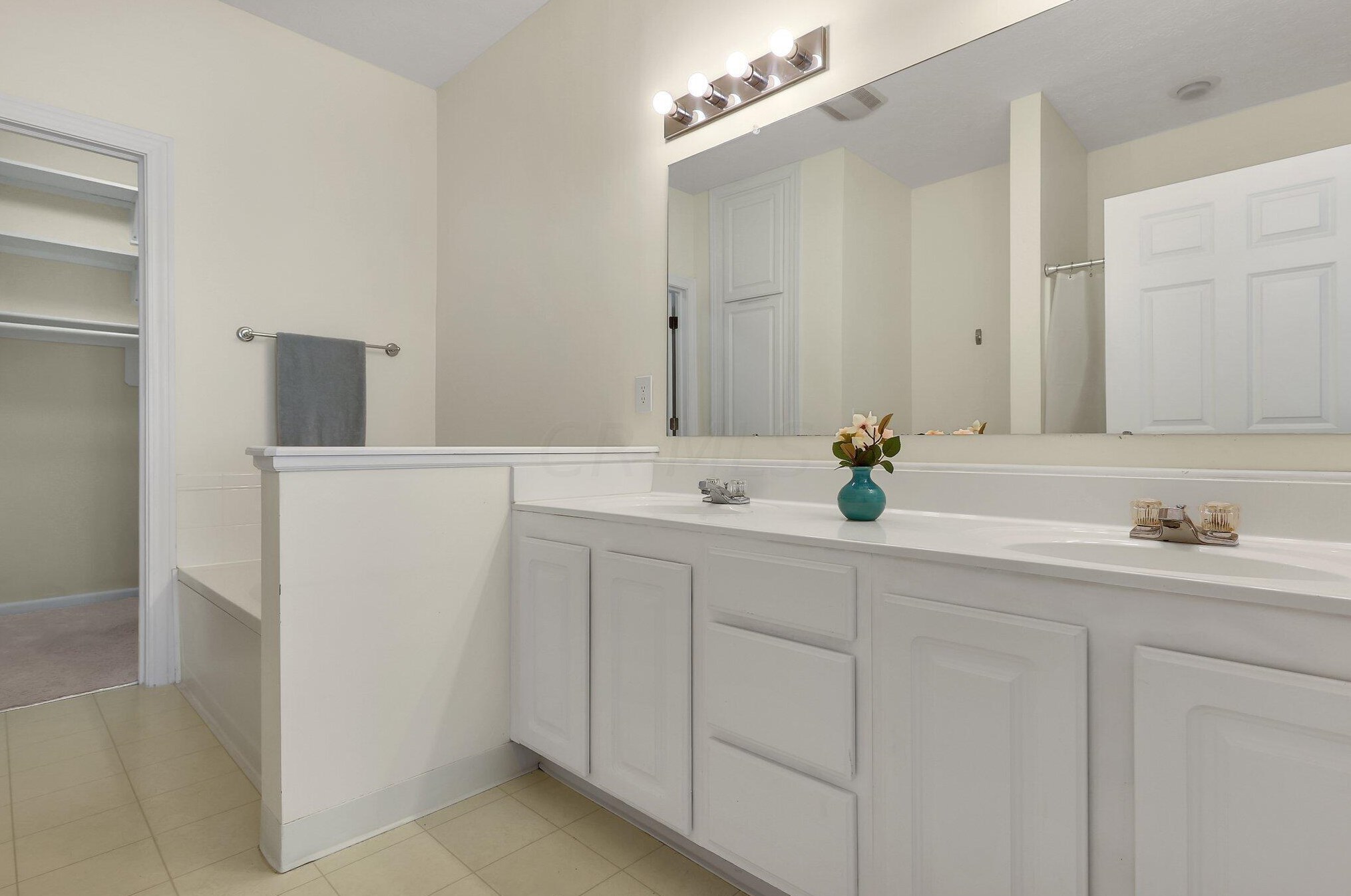 706 Sycamore Turn Ln, Columbus OH exterior