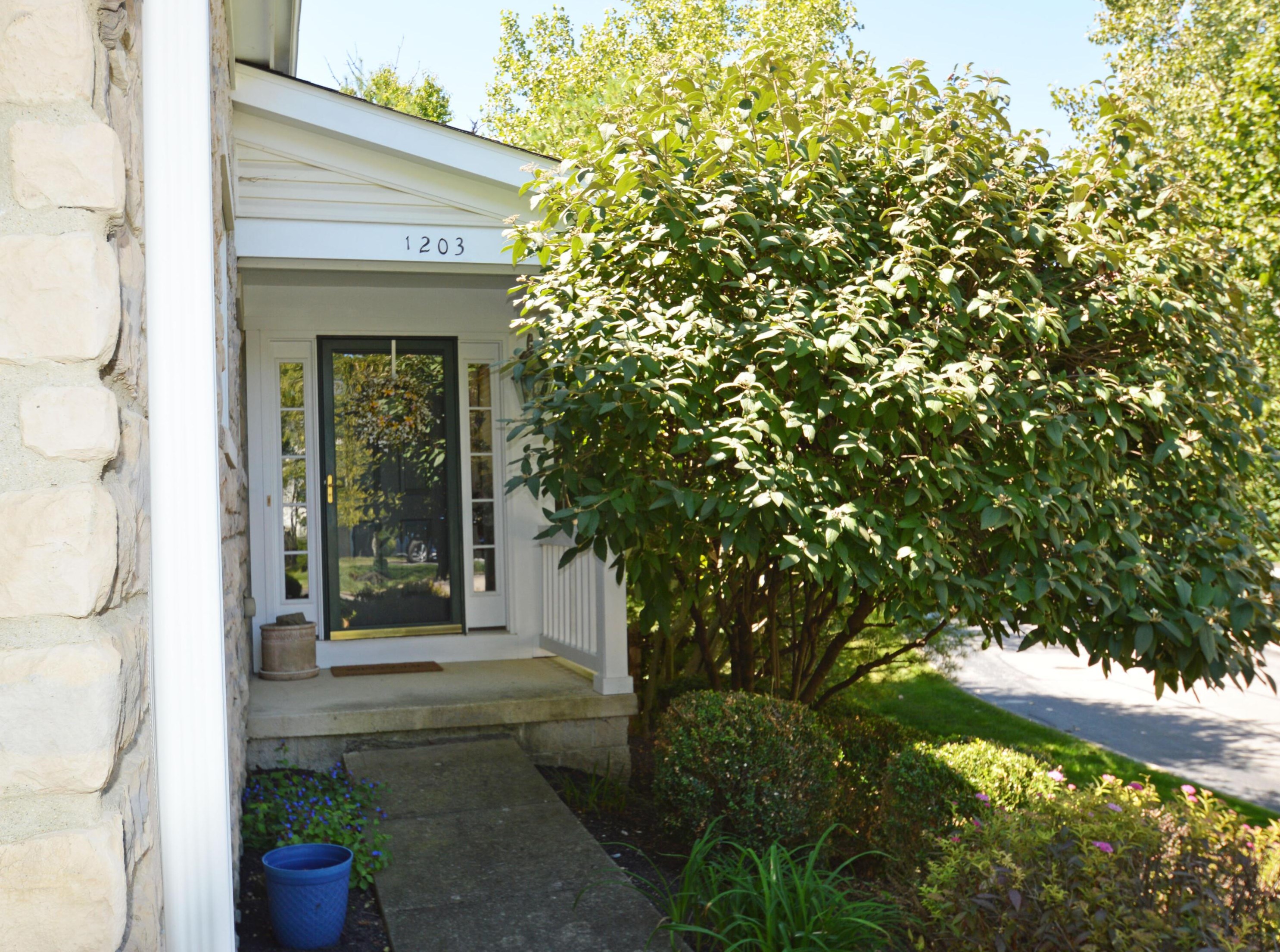 1203 Sanctuary Pl, Columbus OH 43230-8490 exterior