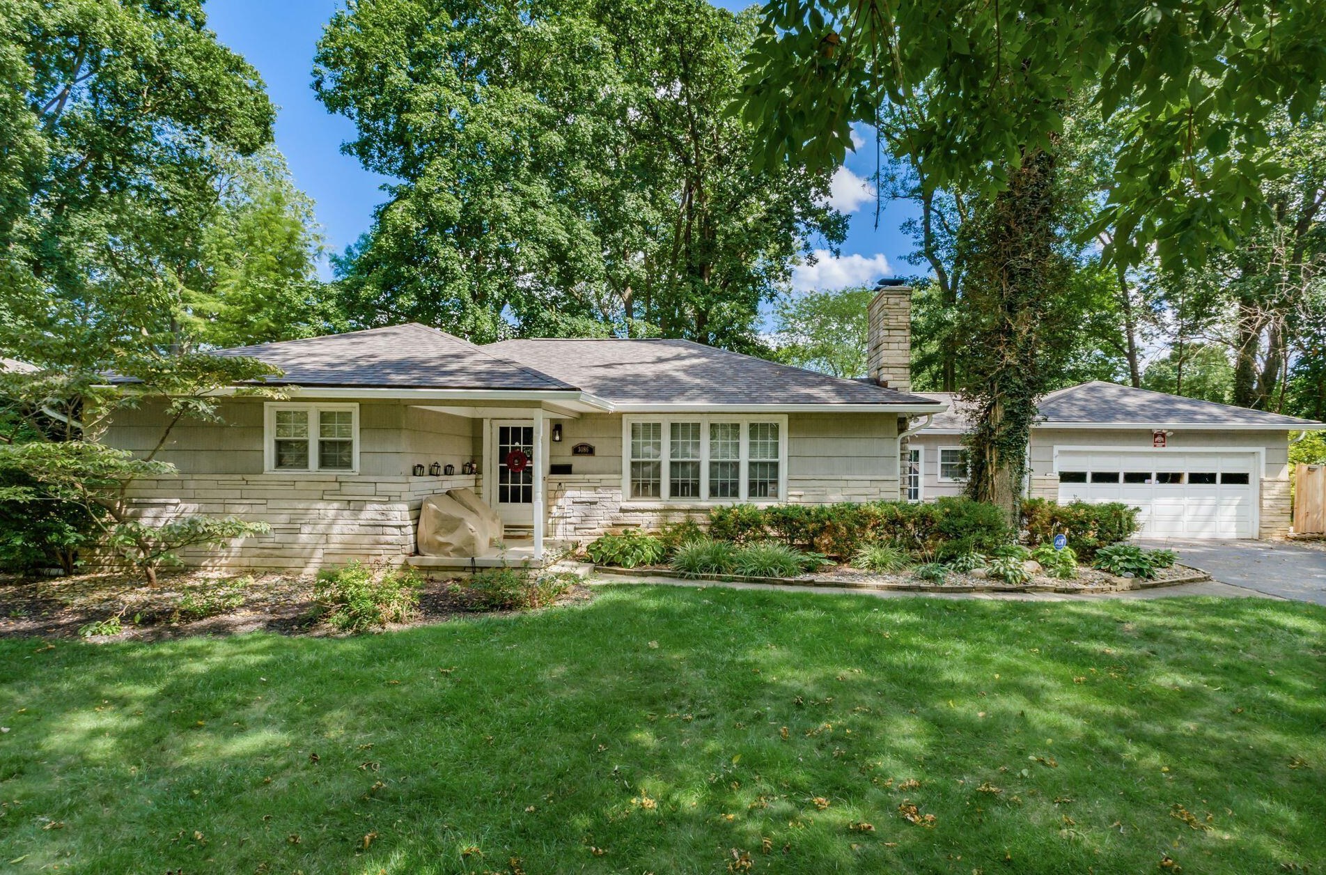 3086 Leeds Rd, Columbus, OH 43221-2623
