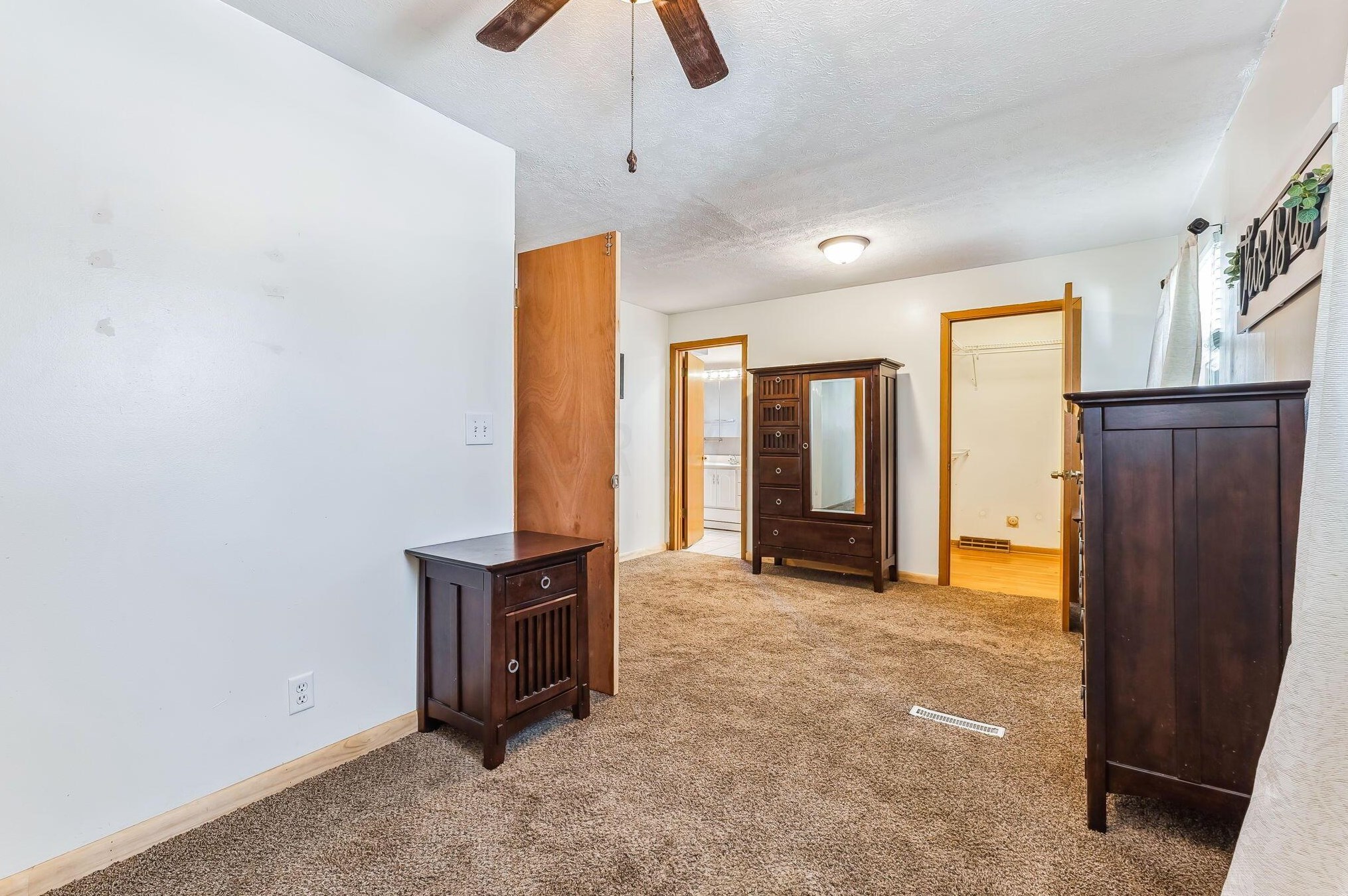 1329 Chesterton Ln, Columbus OH  43229-2619 exterior