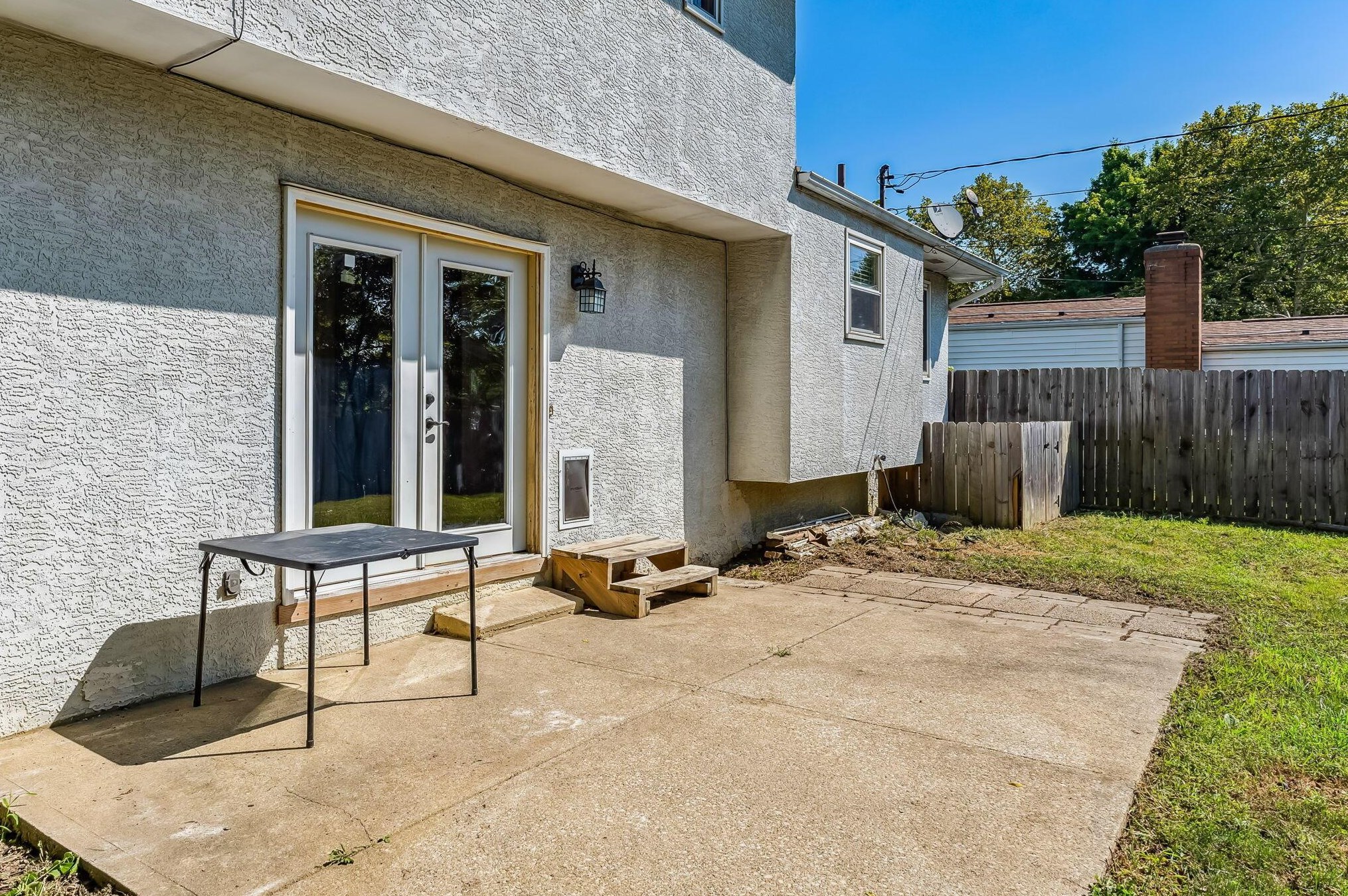 1329 Chesterton Ln, Columbus OH  43229-2619 exterior