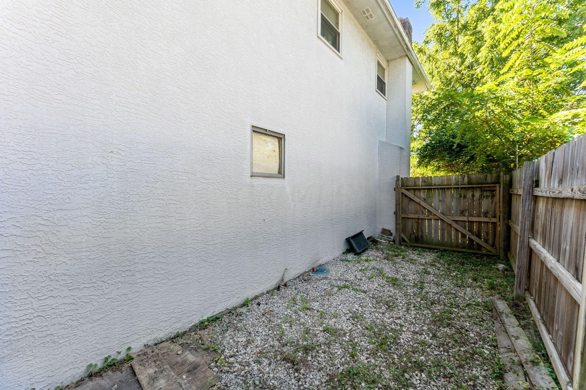 1329 Chesterton Ln, Columbus OH  43229-2619 exterior