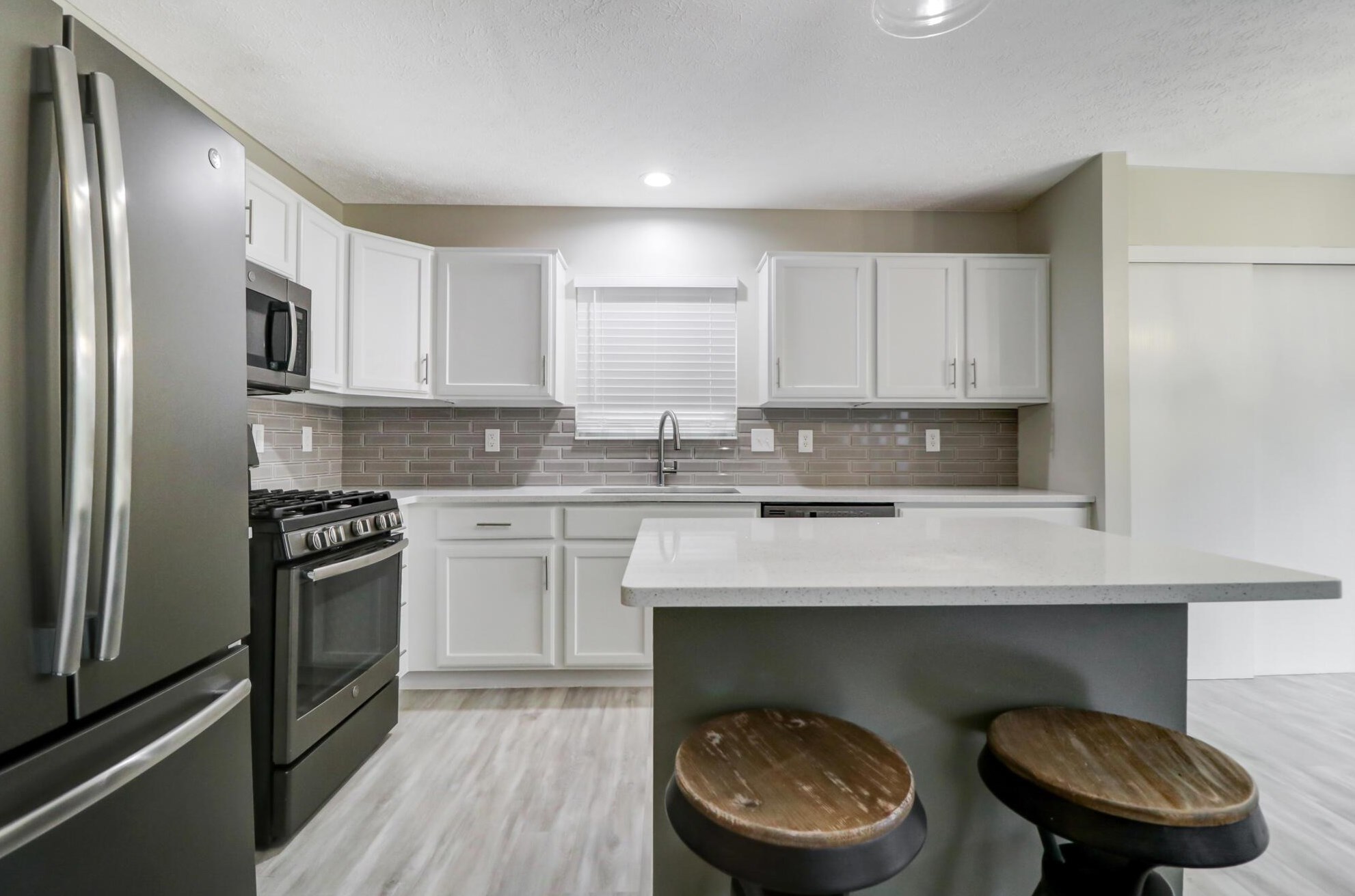 3191 Berkley Pointe Dr, Columbus OH 43230-4880 exterior