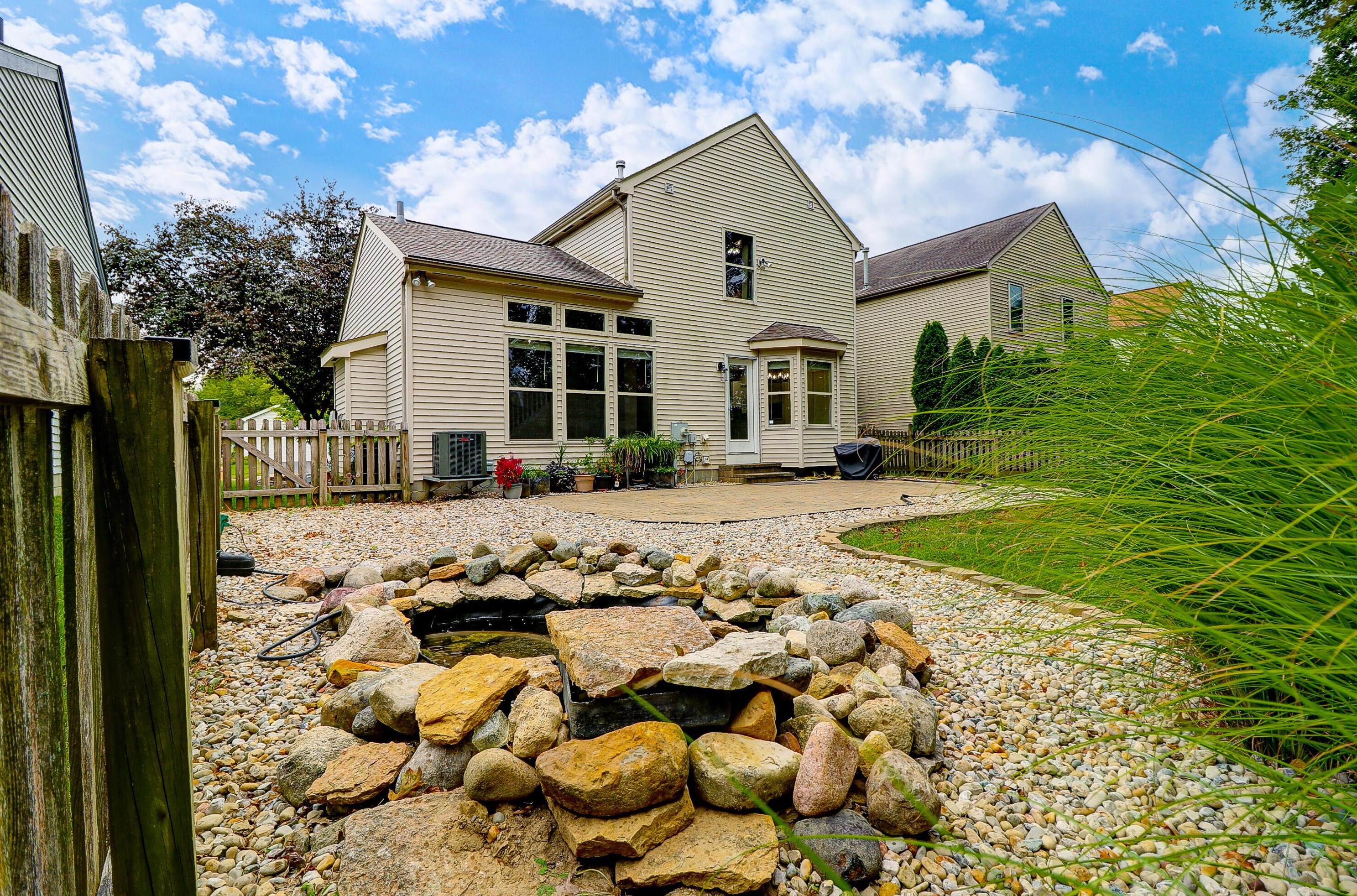 3191 Berkley Pointe Dr, Columbus OH 43230-4880 exterior