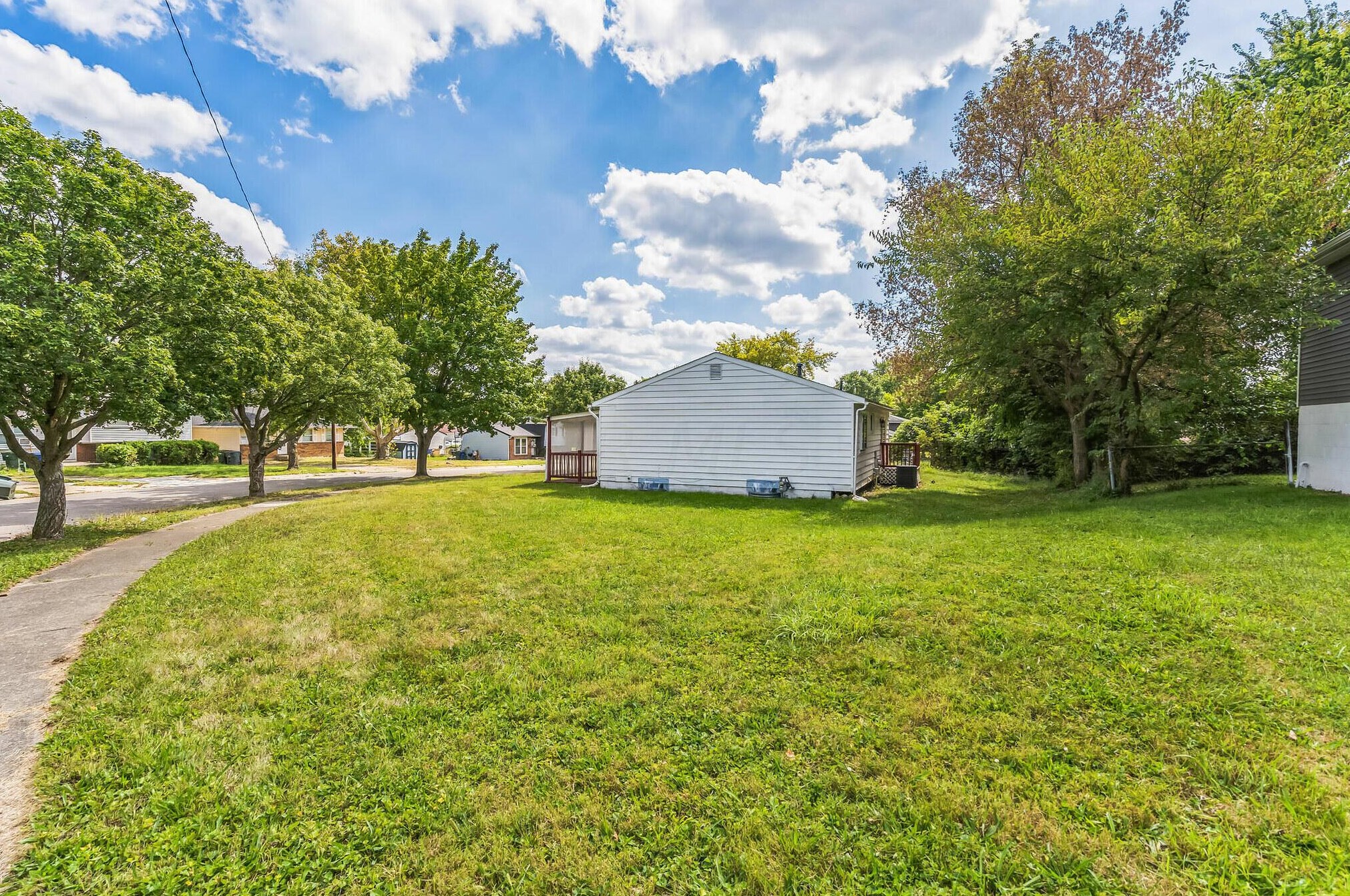 2495 Jeri Ave, Columbus OH  43219-1338 exterior