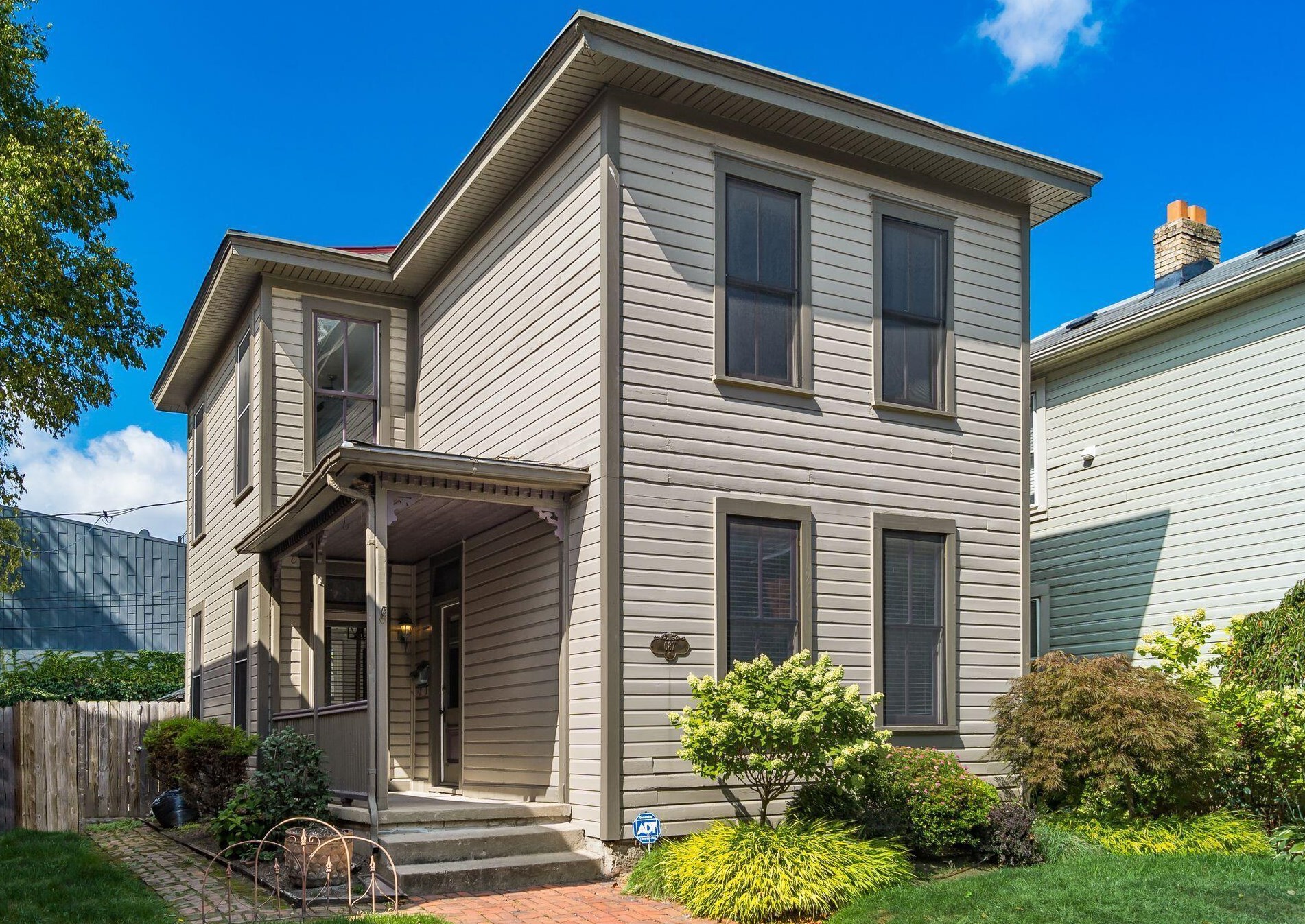 687 Kerr St, Columbus, OH 43215-1556