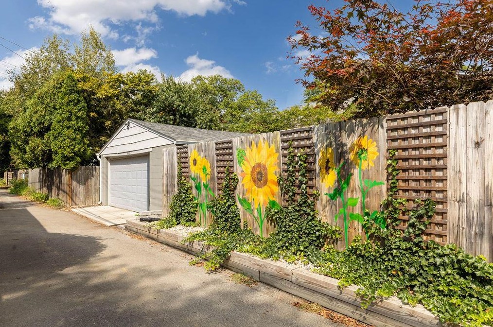 2561 Bryden Rd, Columbus OH 43205-1729 exterior