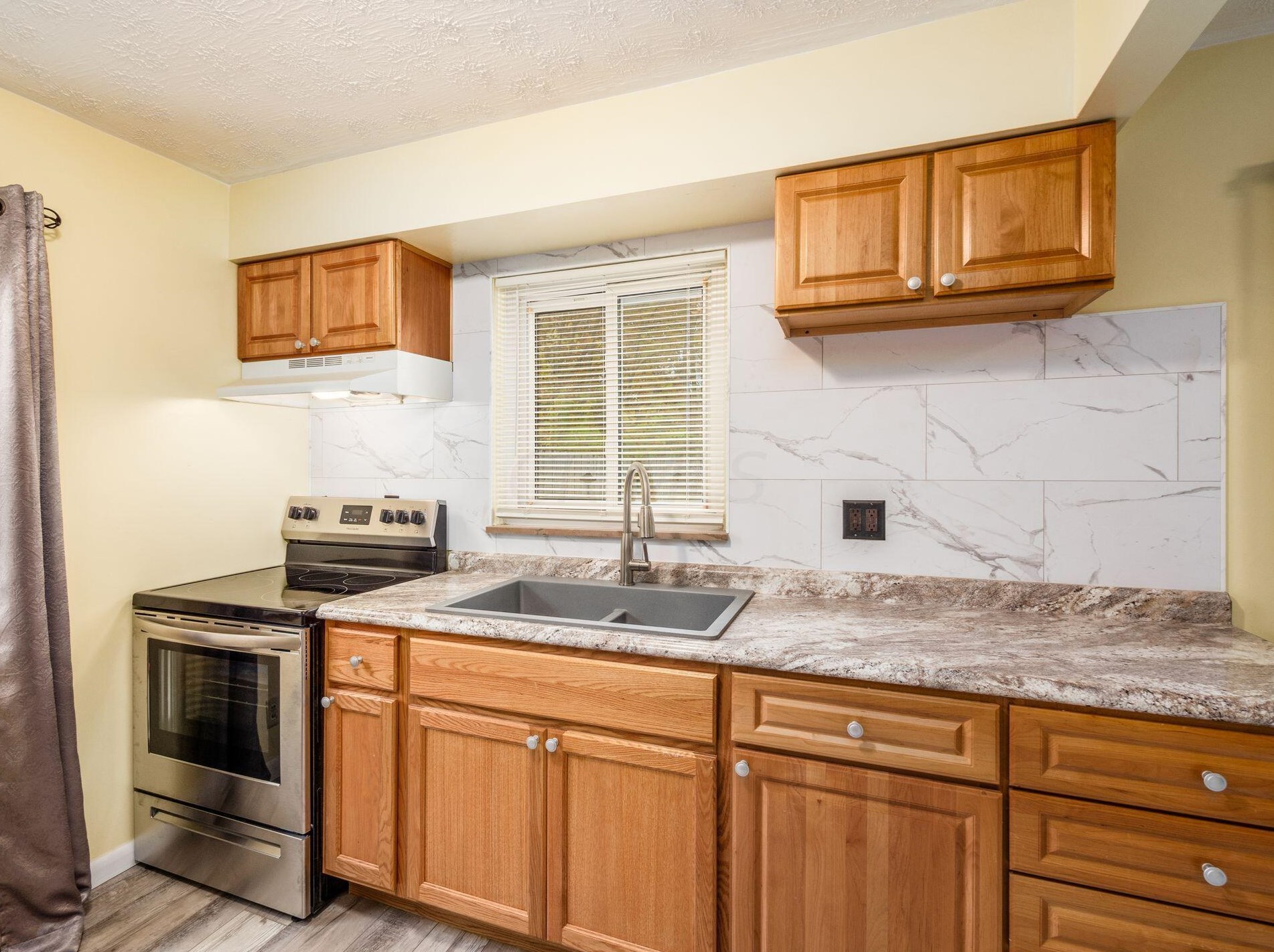 1046 Forest Dr, Columbus OH  43223-2812 exterior