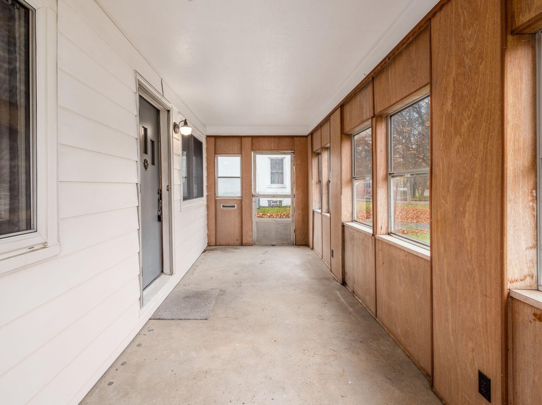 1046 Forest Dr, Columbus OH  43223-2812 exterior