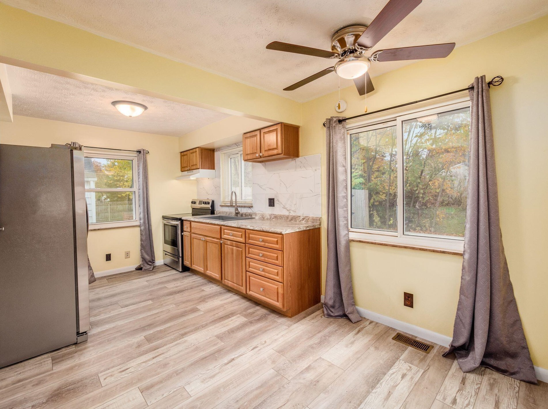 1046 Forest Dr, Columbus OH  43223-2812 exterior