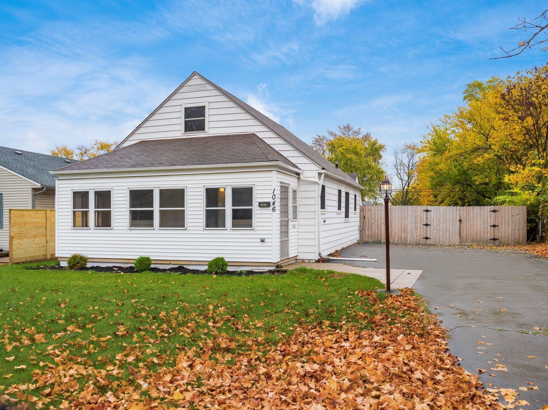 1046 Forest Dr, Columbus OH  43223-2812 exterior