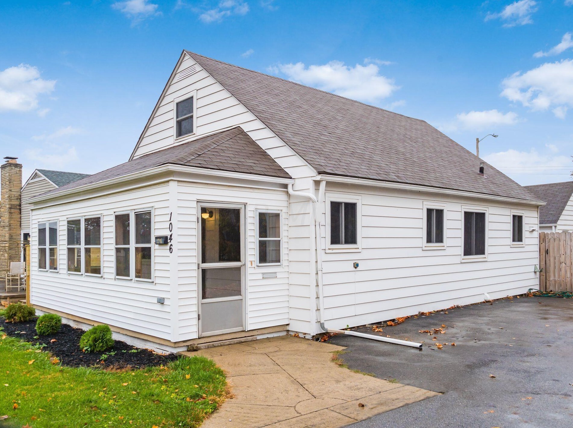 1046 Forest Dr, Columbus OH  43223-2812 exterior