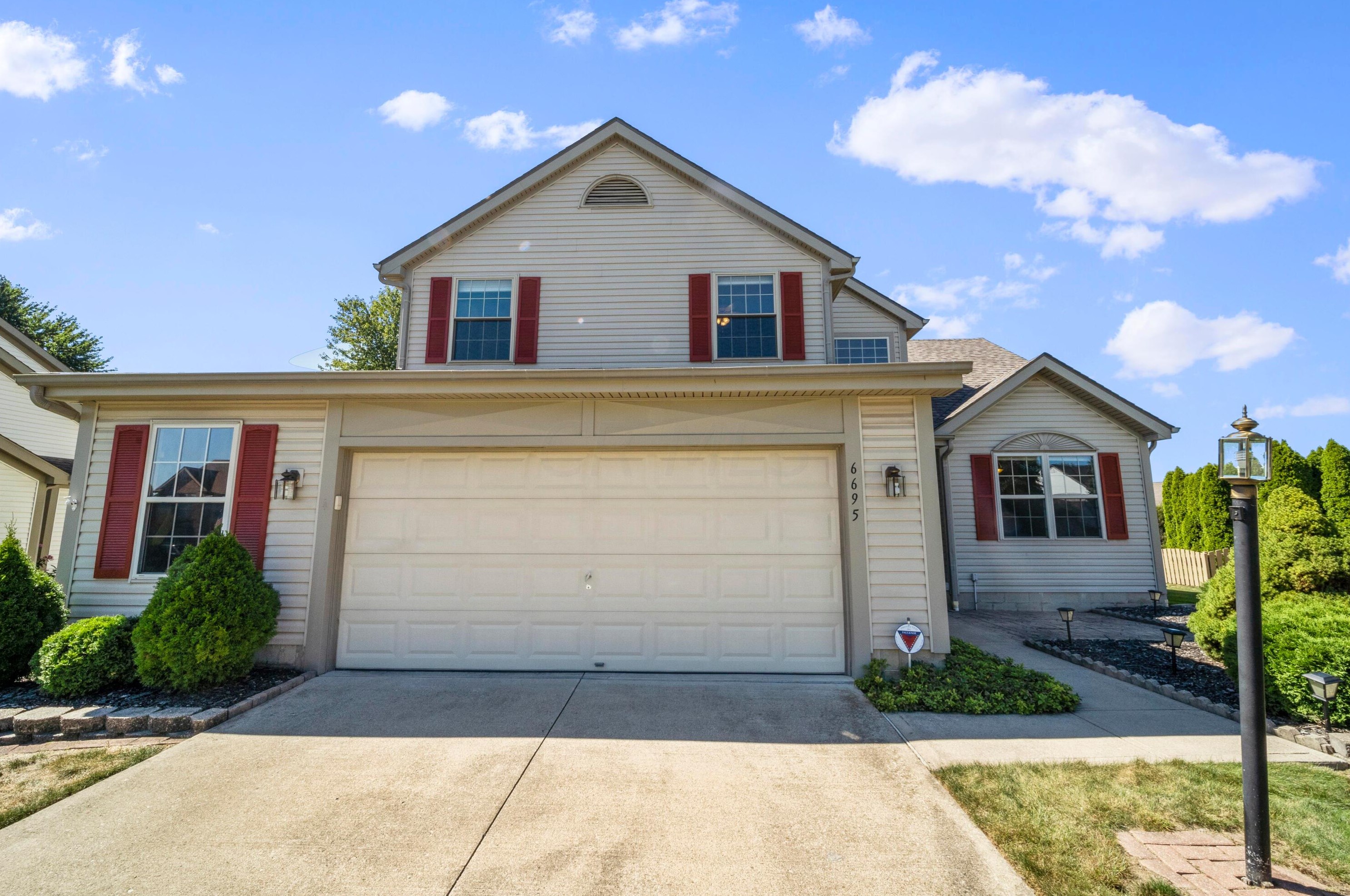 6695 Oak Shadow Dr, Westerville, OH 43082-8744