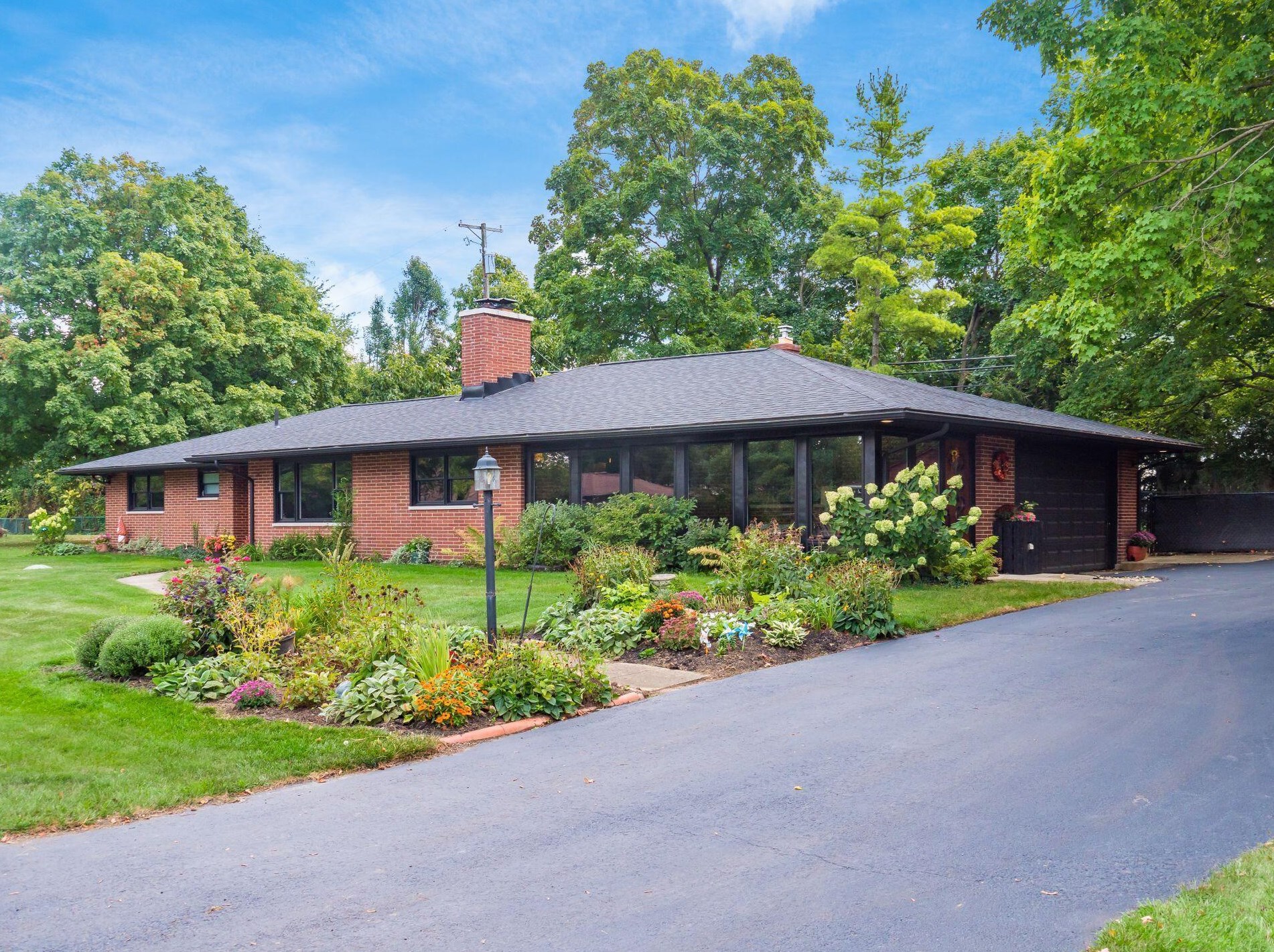 4215 Ongaro Dr, Columbus, OH 43204-1538