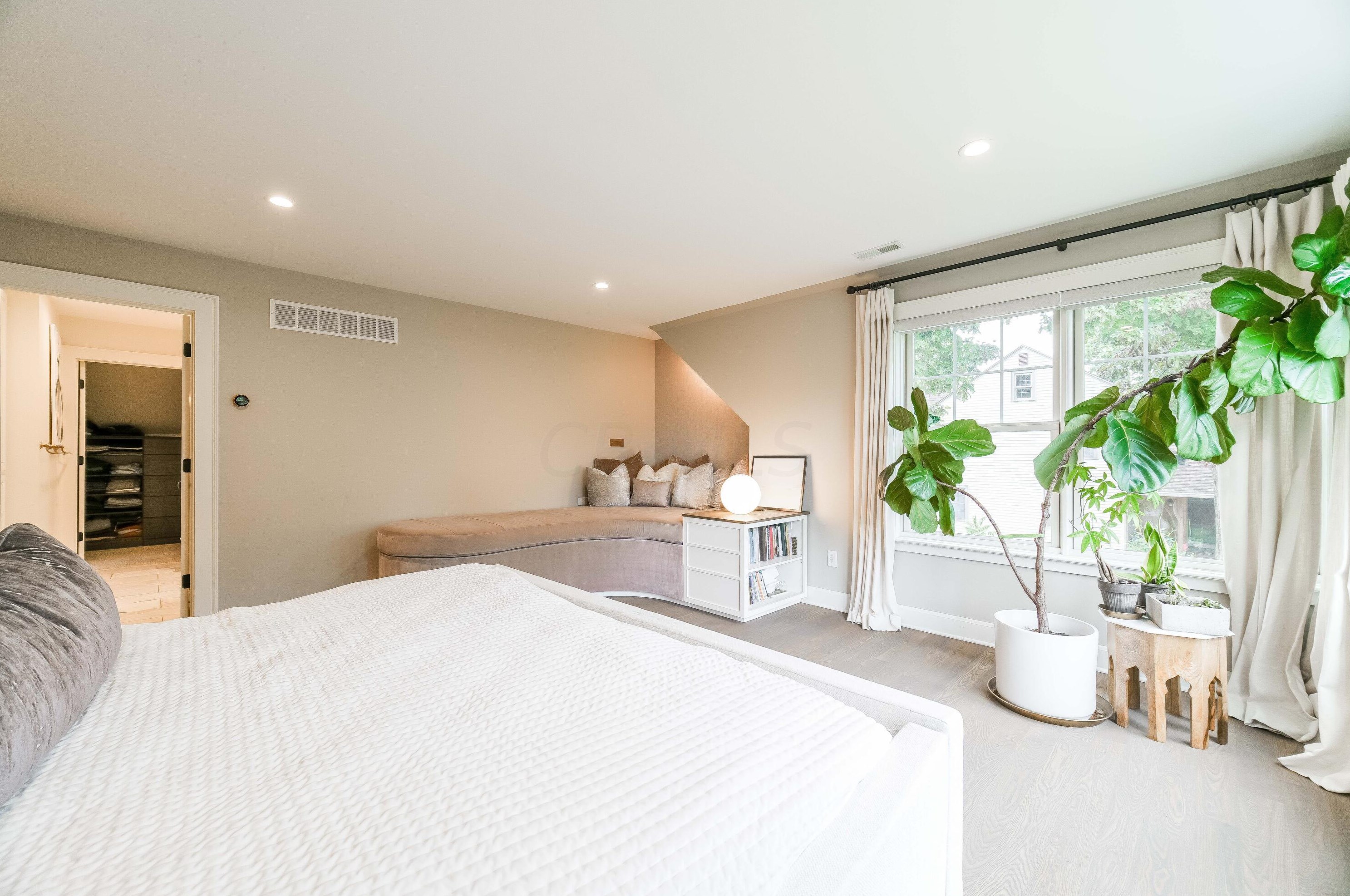 1643 Doone Rd, Columbus OH 43221-3939 exterior