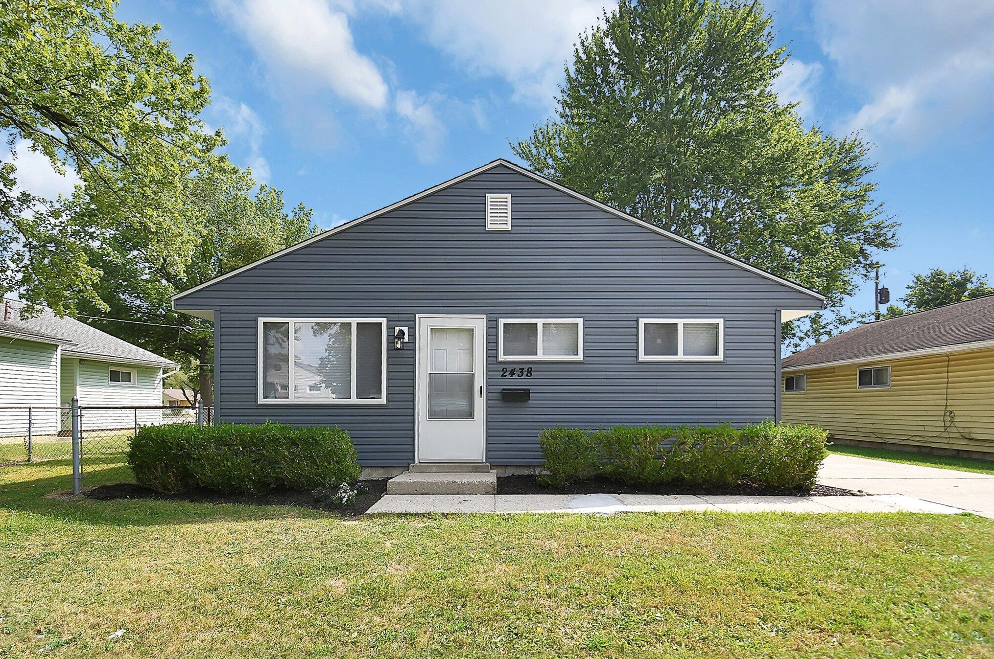 2438 Hanna Dr, Columbus OH 43211-1987 exterior