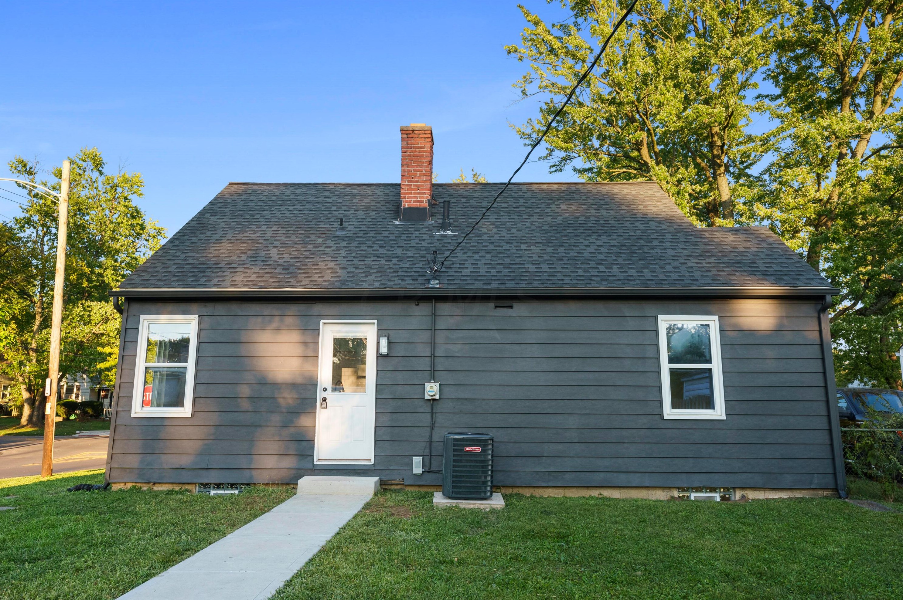 3077 Dresden St, Columbus OH  43224-4266 exterior