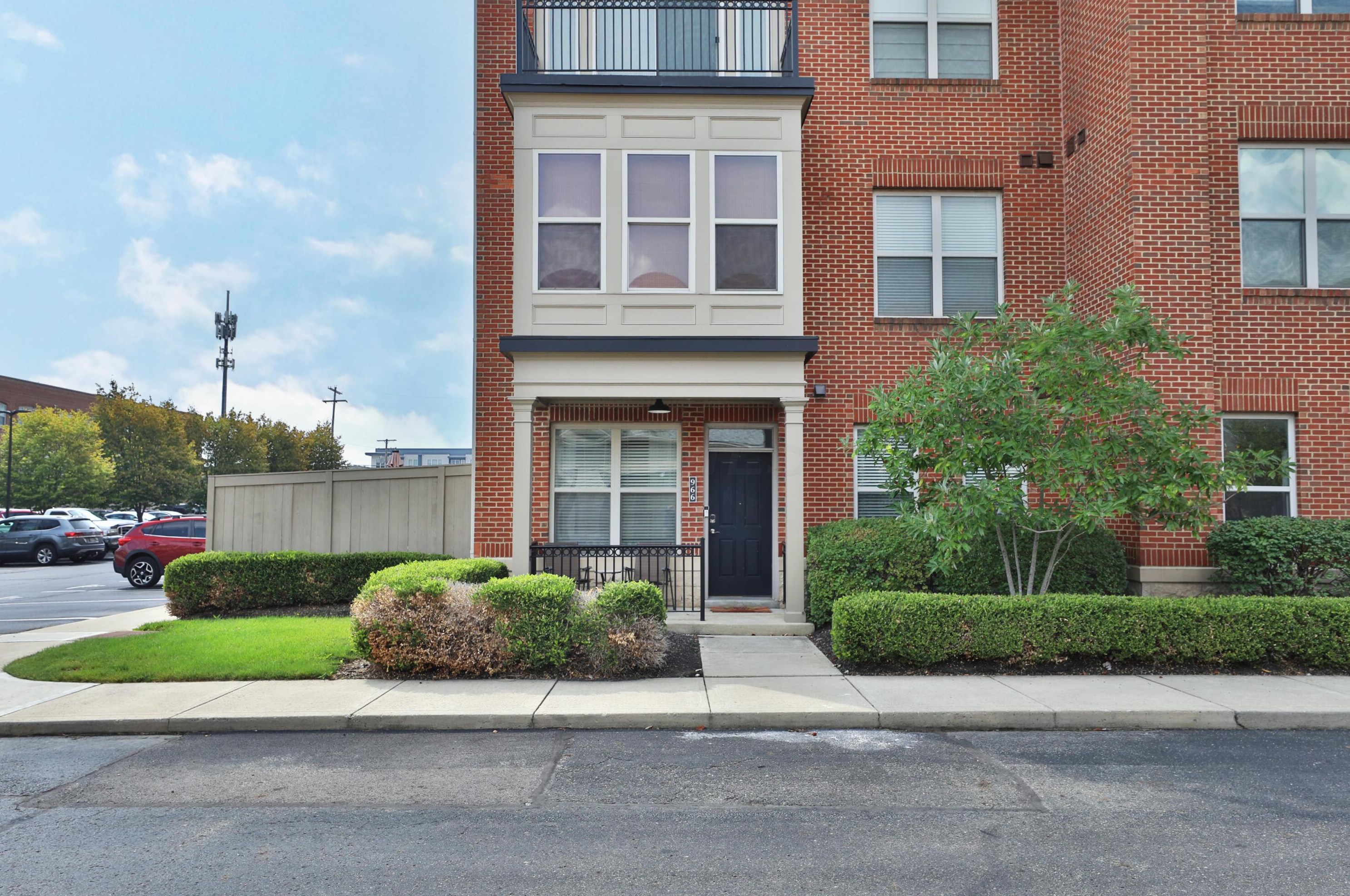 966 Perry St, Columbus, OH 43215-1181