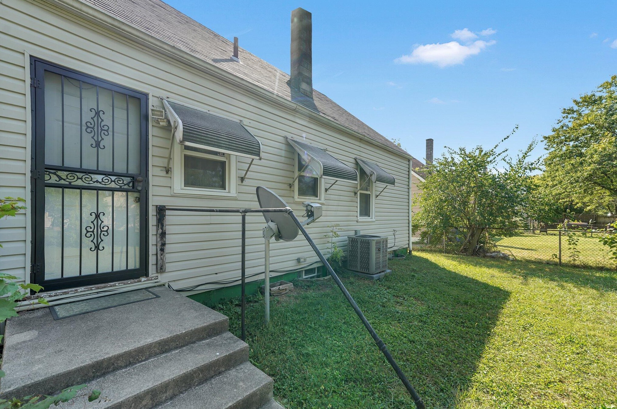 1879 Jermain Dr, Columbus OH  43219-1225 exterior