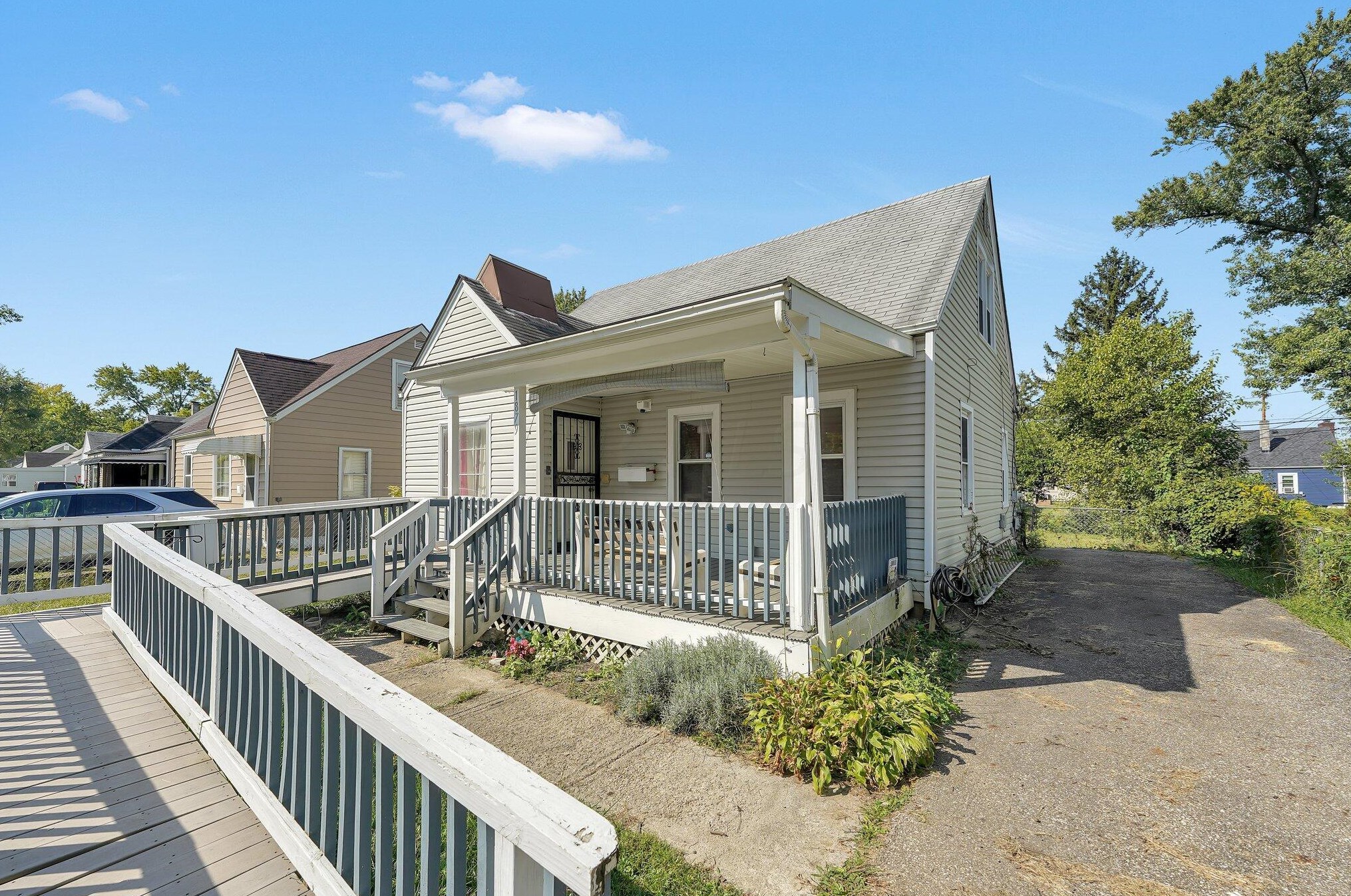 1879 Jermain Dr, Columbus OH  43219-1225 exterior