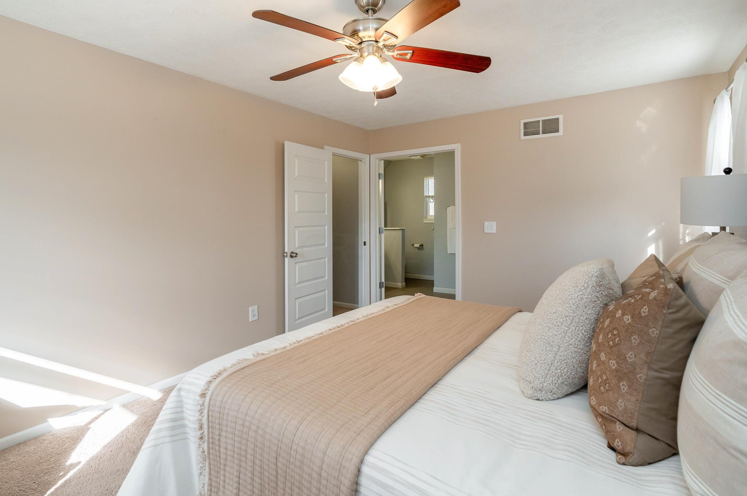 1572 Austin Dr, Columbus OH 43220-3103 exterior