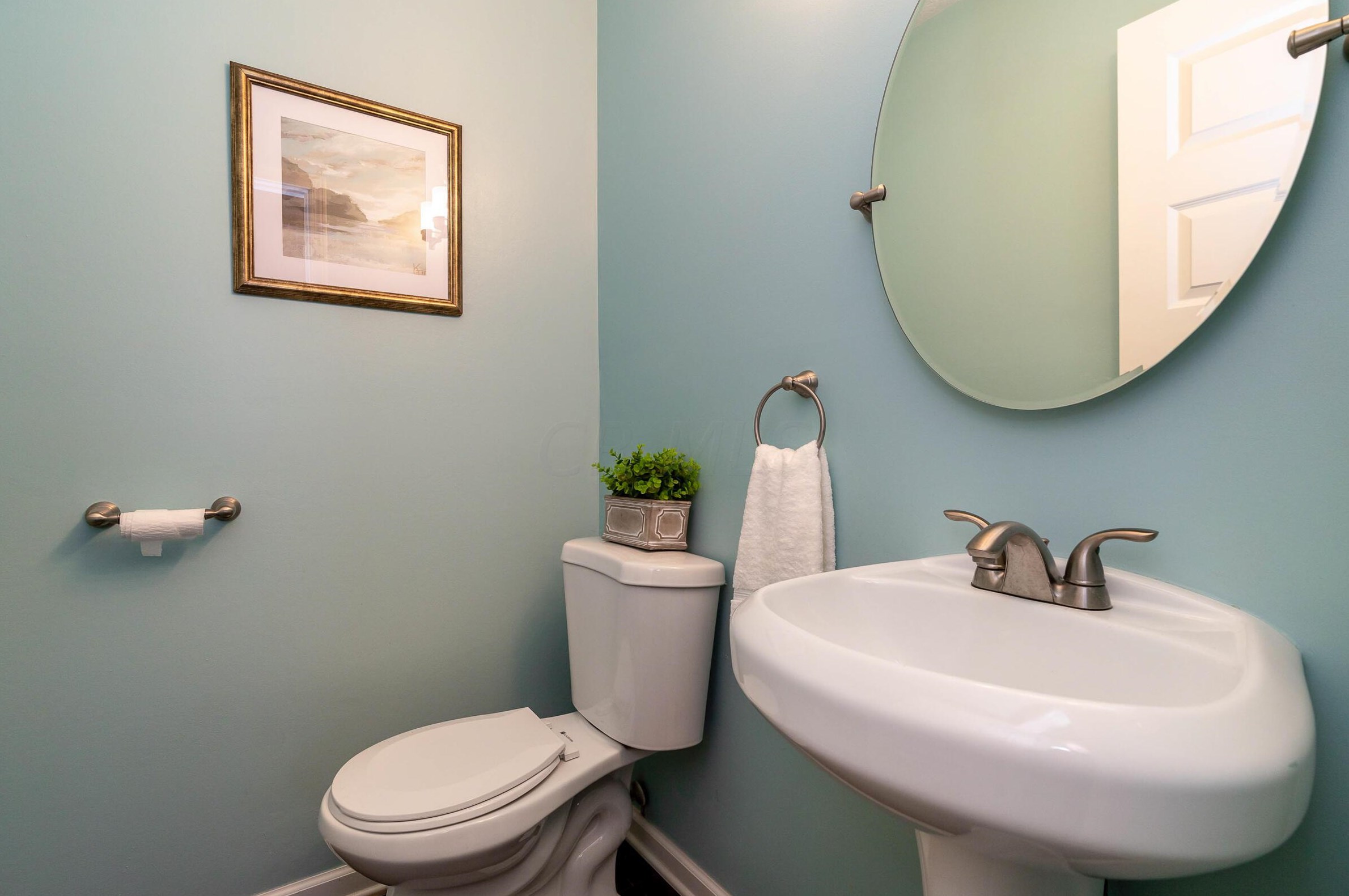 1572 Austin Dr, Columbus OH 43220-3103 exterior