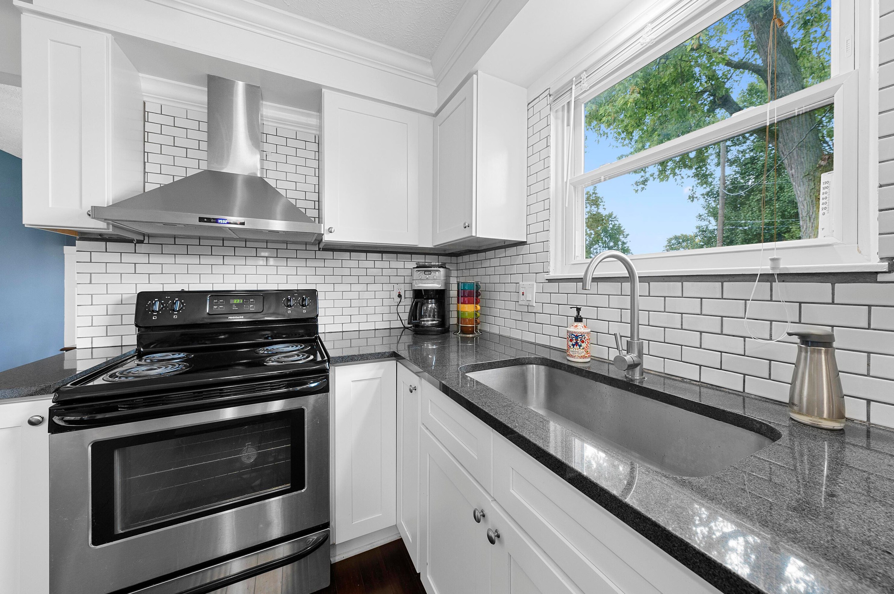 1572 Austin Dr, Columbus OH 43220-3103 exterior