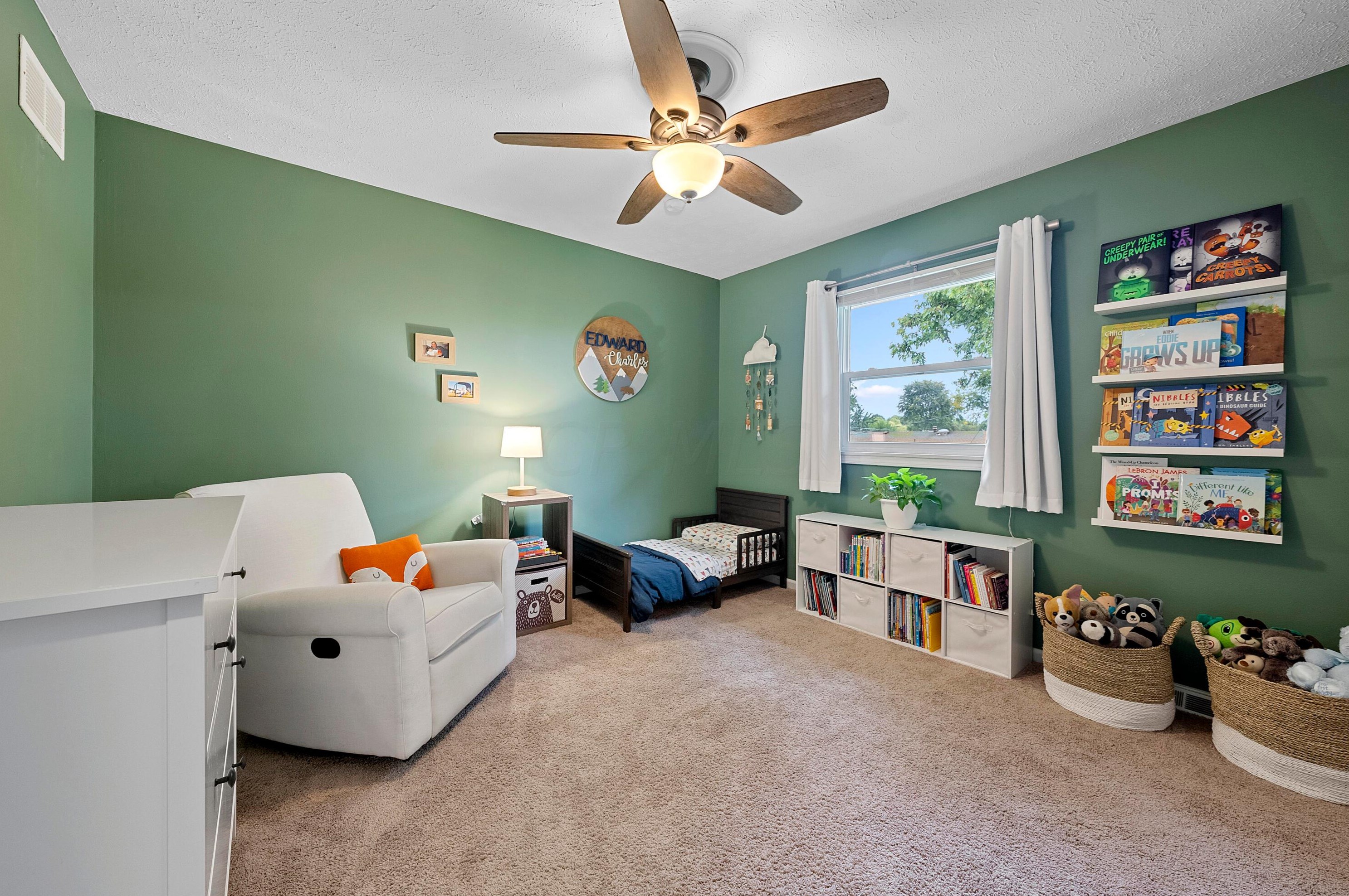 1572 Austin Dr, Columbus OH 43220-3103 exterior