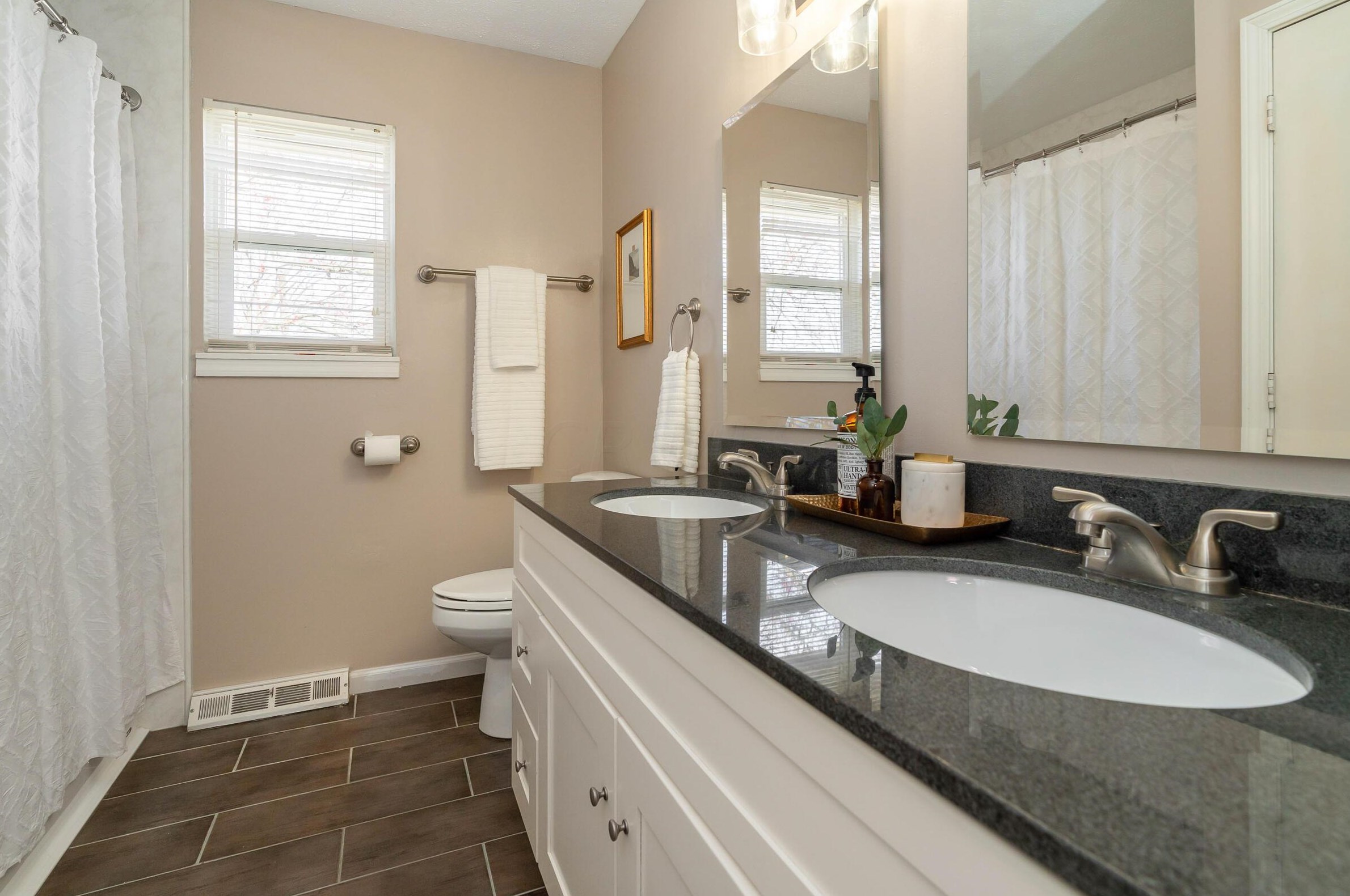 1572 Austin Dr, Columbus OH 43220-3103 exterior