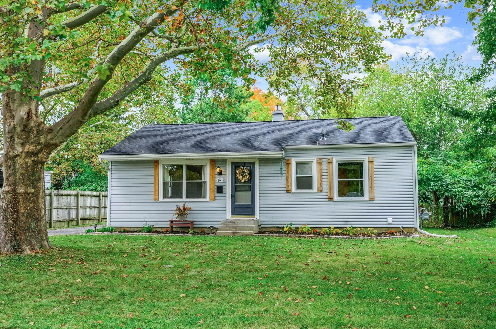 391 Yarmouth Ln, Columbus, OH 43228-1335