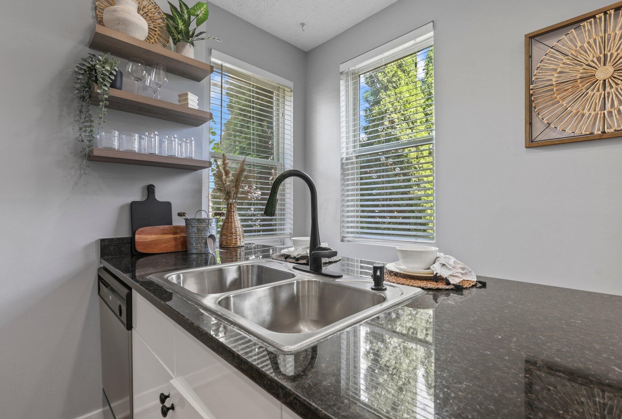 1094 Highland St, Columbus OH 43201-3277 exterior