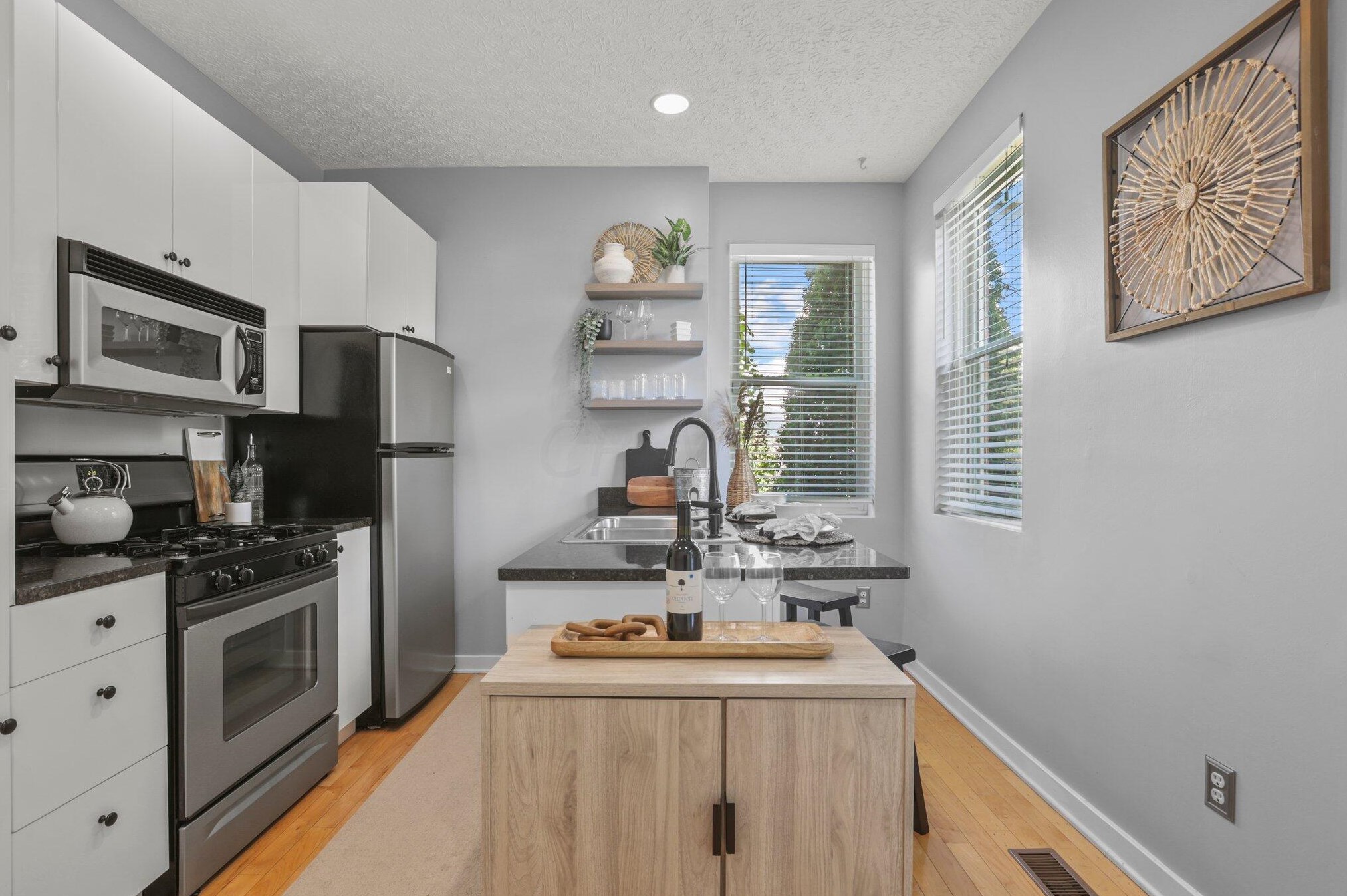 1094 Highland St, Columbus OH 43201-3277 exterior