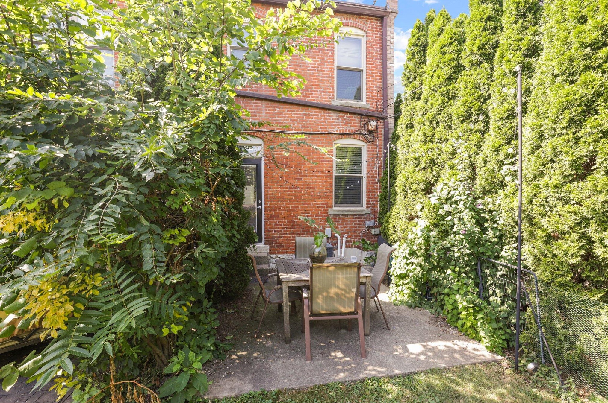 1094 Highland St, Columbus OH 43201-3277 exterior