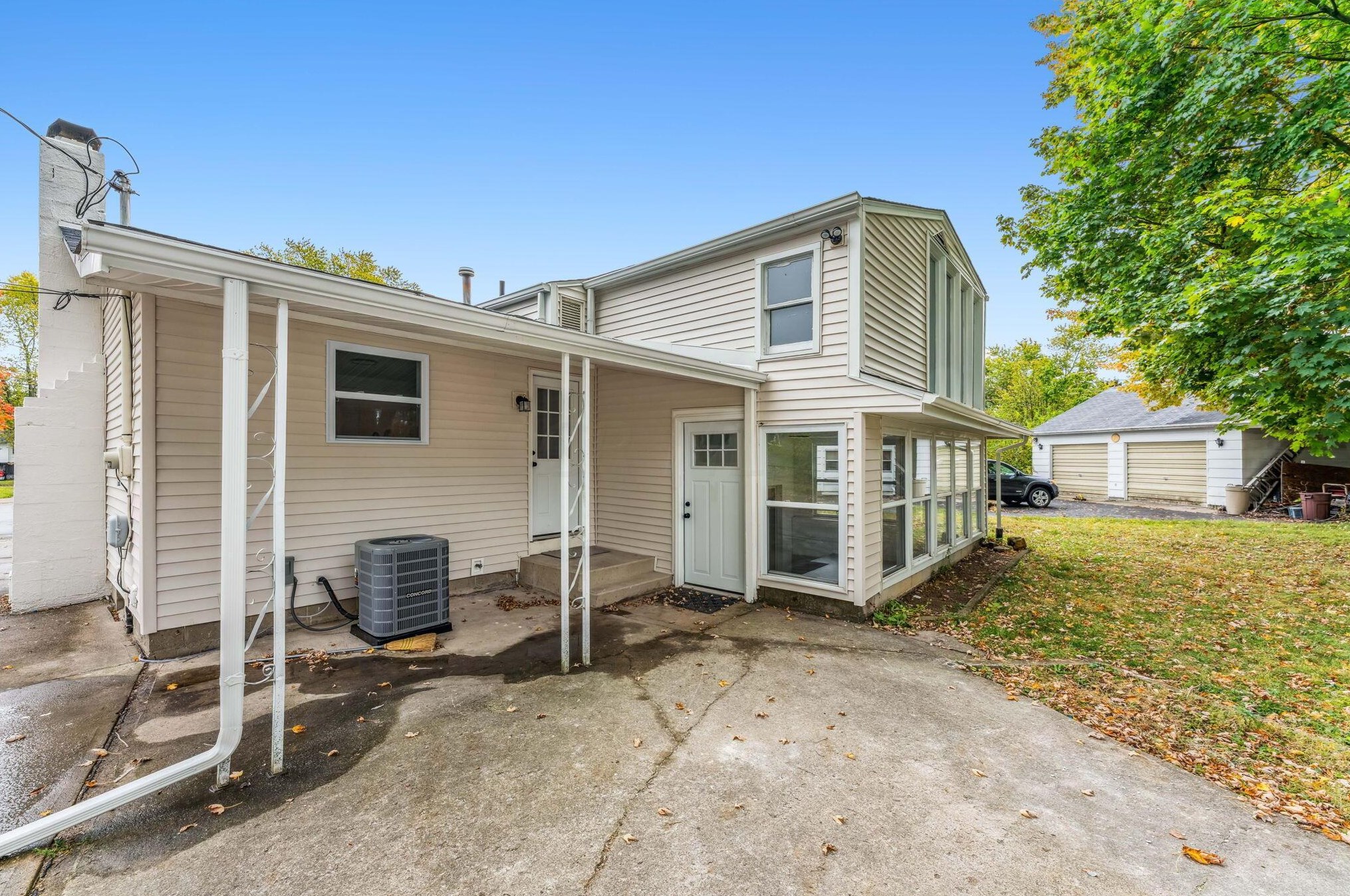 2027 Shawbury Ct, Columbus OH  43229-3856 exterior