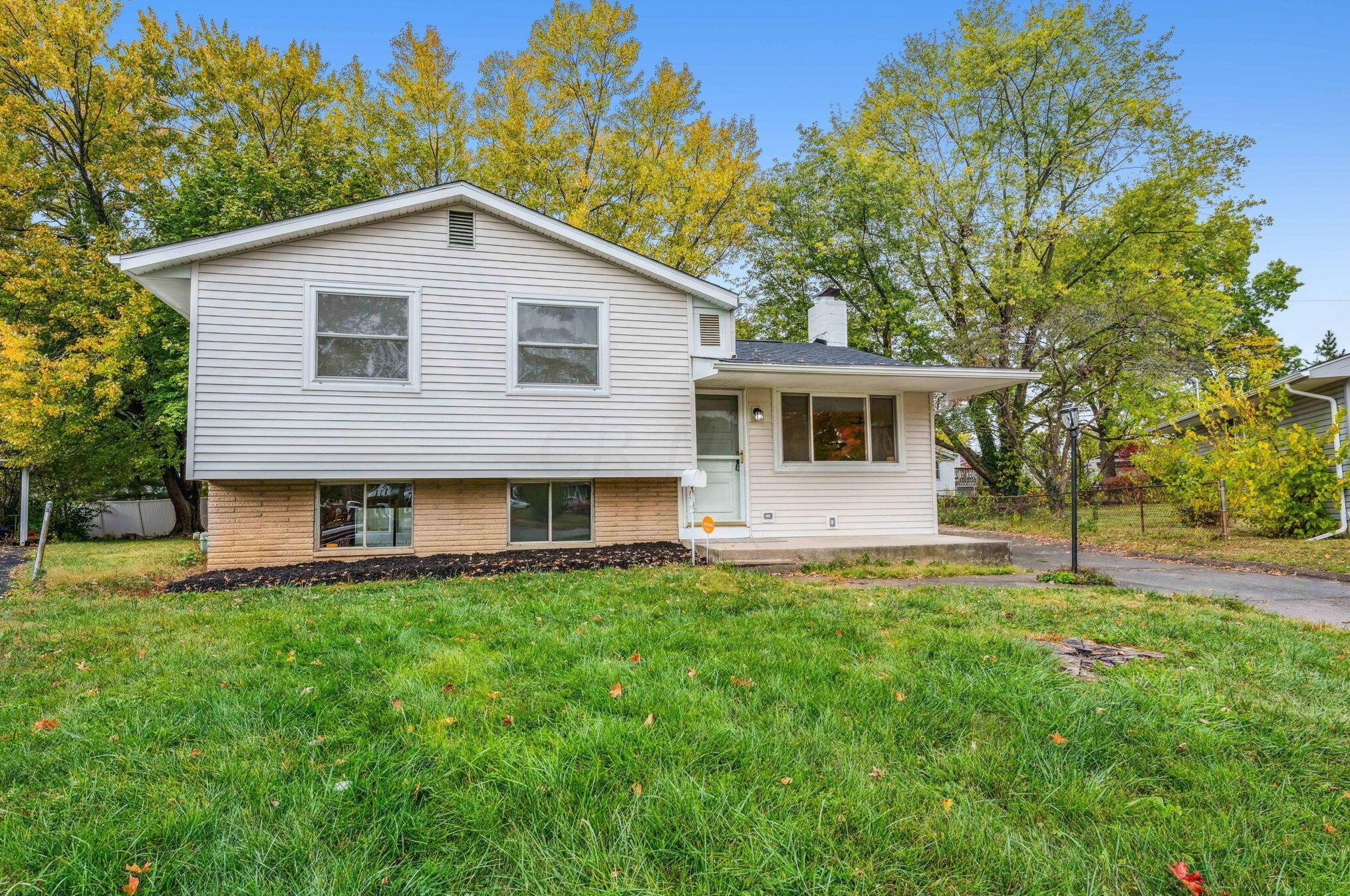 2027 Shawbury Ct, Columbus OH  43229-3856 exterior