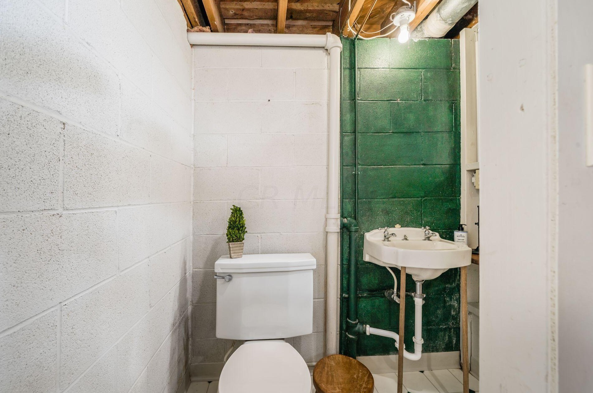 3871 Hillview Dr, Columbus OH 43220-4735 exterior