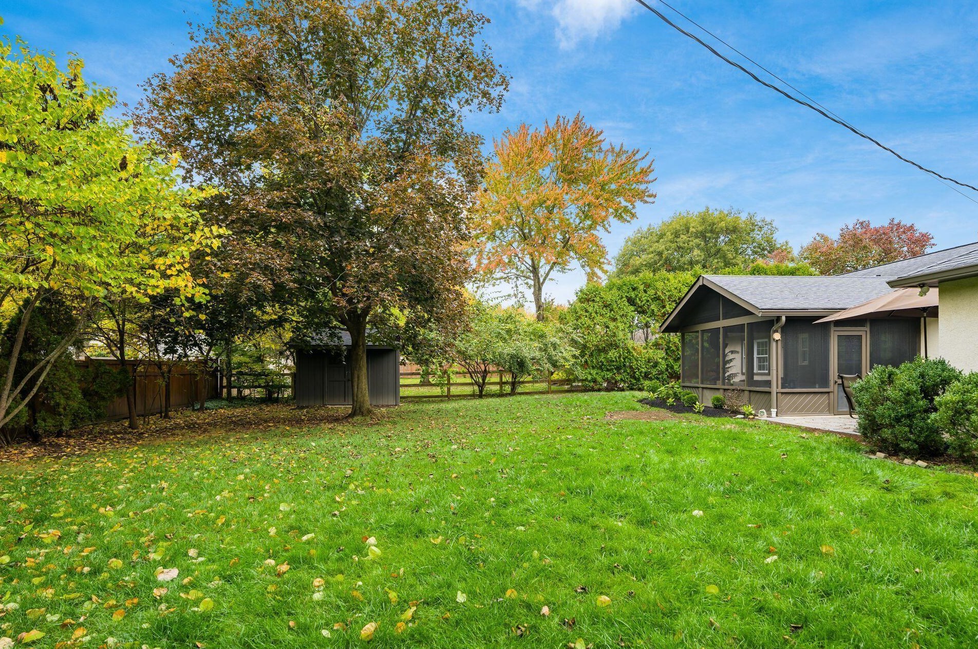 3871 Hillview Dr, Columbus OH 43220-4735 exterior